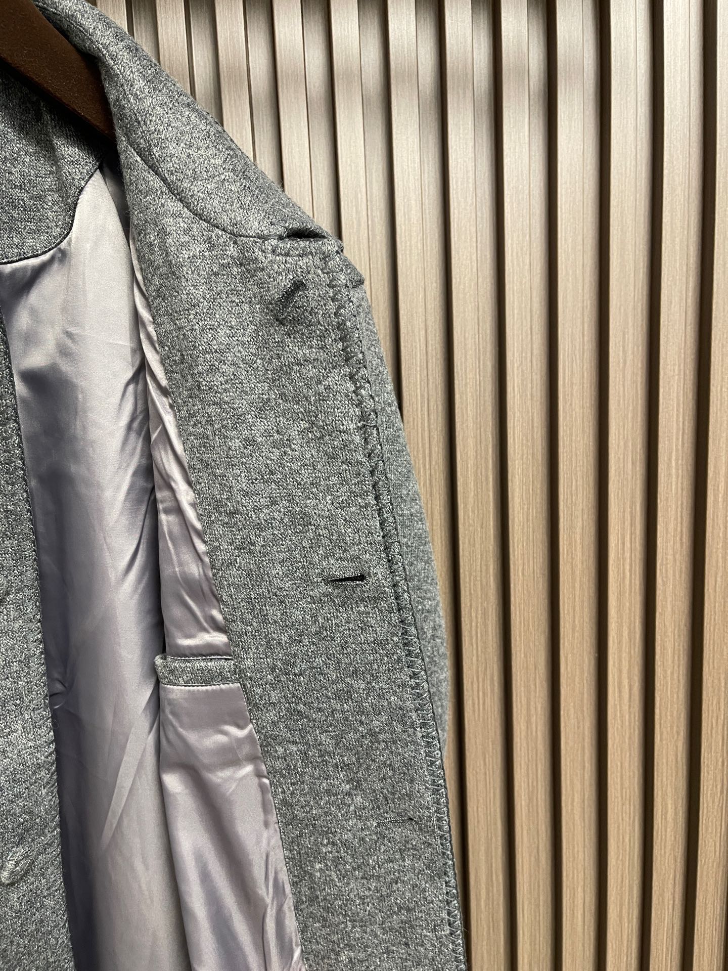 🛒🛒ZEGNA 2026ss秋冬新款羊毛混纺工装夹克外套，羊毛混纺面料，表面有细密的毛呢纹理，触感柔软但不松垮。面料有一