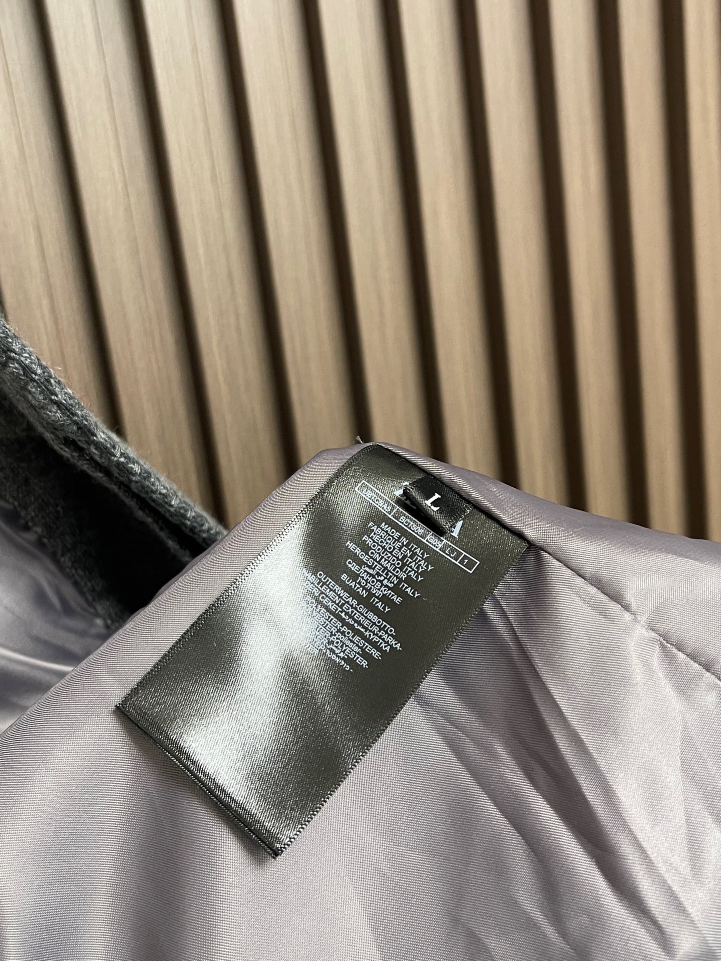 🛒🛒ZEGNA 2026ss秋冬新款羊毛混纺工装夹克外套，羊毛混纺面料，表面有细密的毛呢纹理，触感柔软但不松垮。面料有一