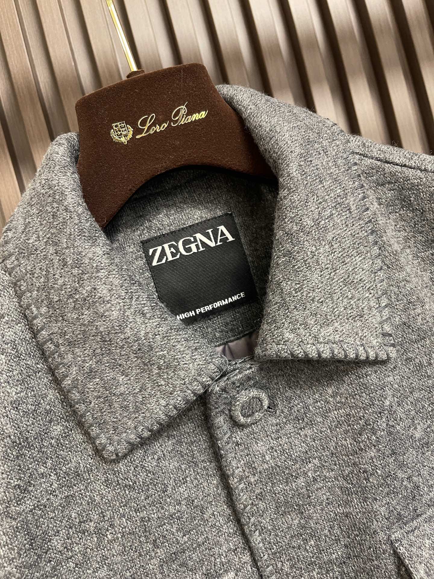 🛒🛒ZEGNA 2026ss秋冬新款羊毛混纺工装夹克外套，羊毛混纺面料，表面有细密的毛呢纹理，触感柔软但不松垮。面料有一