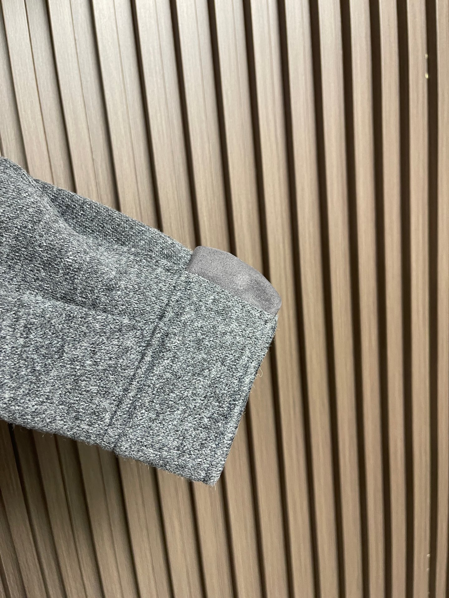 🛒🛒ZEGNA 2026ss秋冬新款羊毛混纺工装夹克外套，羊毛混纺面料，表面有细密的毛呢纹理，触感柔软但不松垮。面料有一