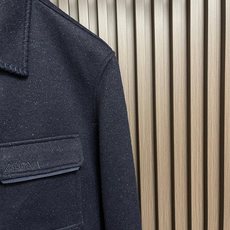 🛒🛒ZEGNA 2026ss秋冬新款羊毛混纺工装夹克外套,羊毛混纺面料,表面有细密的毛呢纹理,触感柔软但不松垮。面料有一 🛒🛒ZEGNA 2026ss秋冬新款羊毛混纺工装夹克外套,羊毛混纺面料,表面有细密的毛呢纹理,触感柔软但不松垮。面料有一