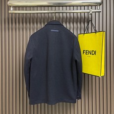 🛒🛒ZEGNA 2026ss秋冬新款羊毛混纺工装夹克外套,羊毛混纺面料,表面有细密的毛呢纹理,触感柔软但不松垮。面料有一 🛒🛒ZEGNA 2026ss秋冬新款羊毛混纺工装夹克外套,羊毛混纺面料,表面有细密的毛呢纹理,触感柔软但不松垮。面料有一