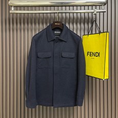 🛒🛒ZEGNA 2026ss秋冬新款羊毛混纺工装夹克外套,羊毛混纺面料,表面有细密的毛呢纹理,触感柔软但不松垮。面料有一 🛒🛒ZEGNA 2026ss秋冬新款羊毛混纺工装夹克外套,羊毛混纺面料,表面有细密的毛呢纹理,触感柔软但不松垮。面料有一