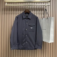 🛒🛒Prada 2026ss秋季新款夹克外套,经典设计,穿上就是舒适自在又显瘦的存在,慵懒而随性,结合干净简单的色系就特 🛒🛒Prada 2026ss秋季新款夹克外套,经典设计,穿上就是舒适自在又显瘦的存在,慵懒而随性,结合干净简单的色系就特