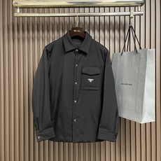 🛒🛒Prada 2026ss秋季新款夹克外套,经典设计,穿上就是舒适自在又显瘦的存在,慵懒而随性,结合干净简单的色系就特 🛒🛒Prada 2026ss秋季新款夹克外套,经典设计,穿上就是舒适自在又显瘦的存在,慵懒而随性,结合干净简单的色系就特