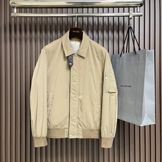 🛒🛒BC 翻领教练飞行员羽绒夹克外套,双色可选卡其和藏青,面料挺括抗皱,哑光轻薄透气,上身利落不臃肿,改良翻领弱化硬朗工 🛒🛒BC 翻领教练飞行员羽绒夹克外套,双色可选卡其和藏青,面料挺括抗皱,哑光轻薄透气,上身利落不臃肿,改良翻领弱化硬朗工