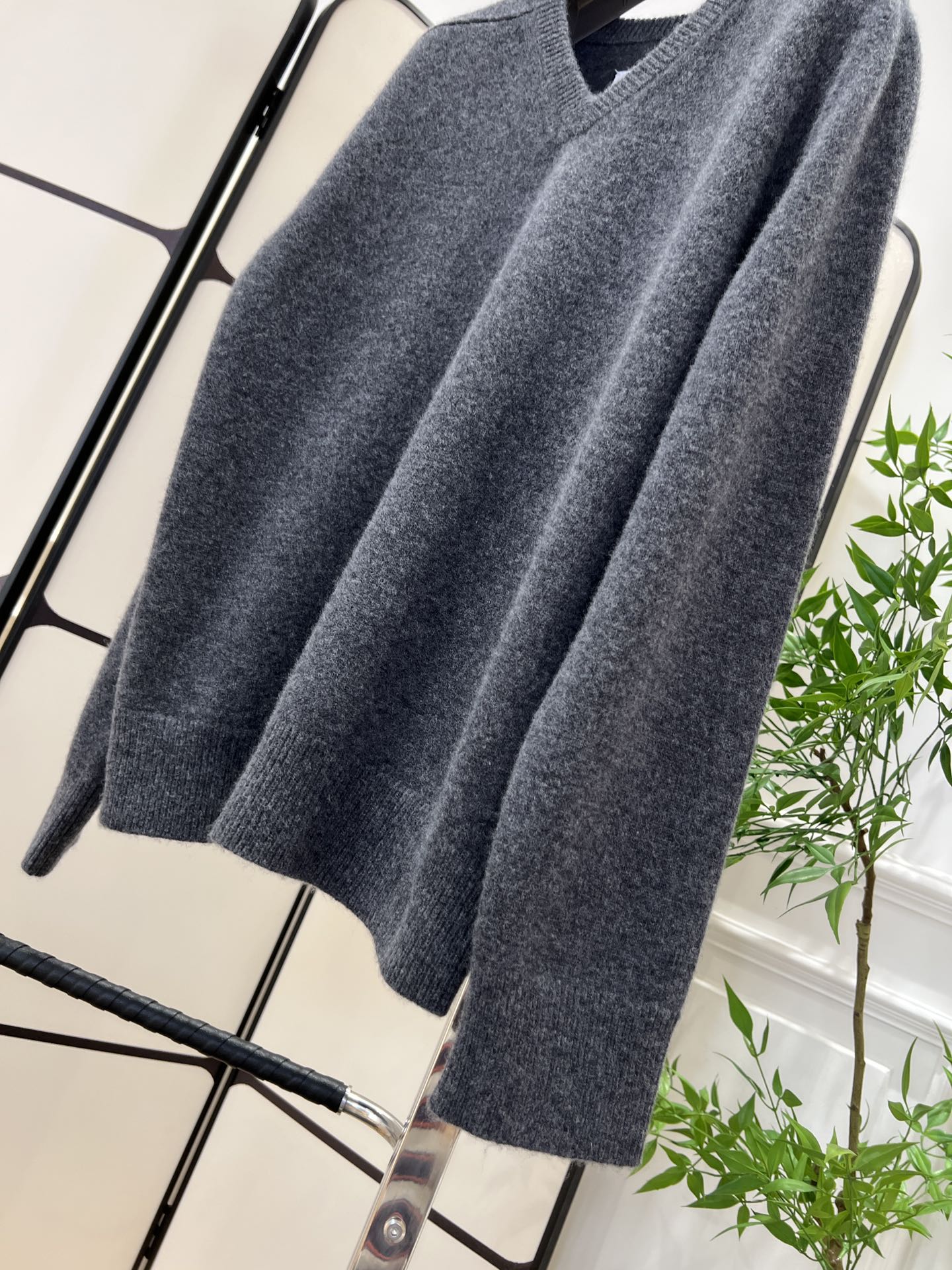 New Autumn/Winter Series: Stylish Single-Size Women’s Clothes in Gray V-Neck Design - 图片 4