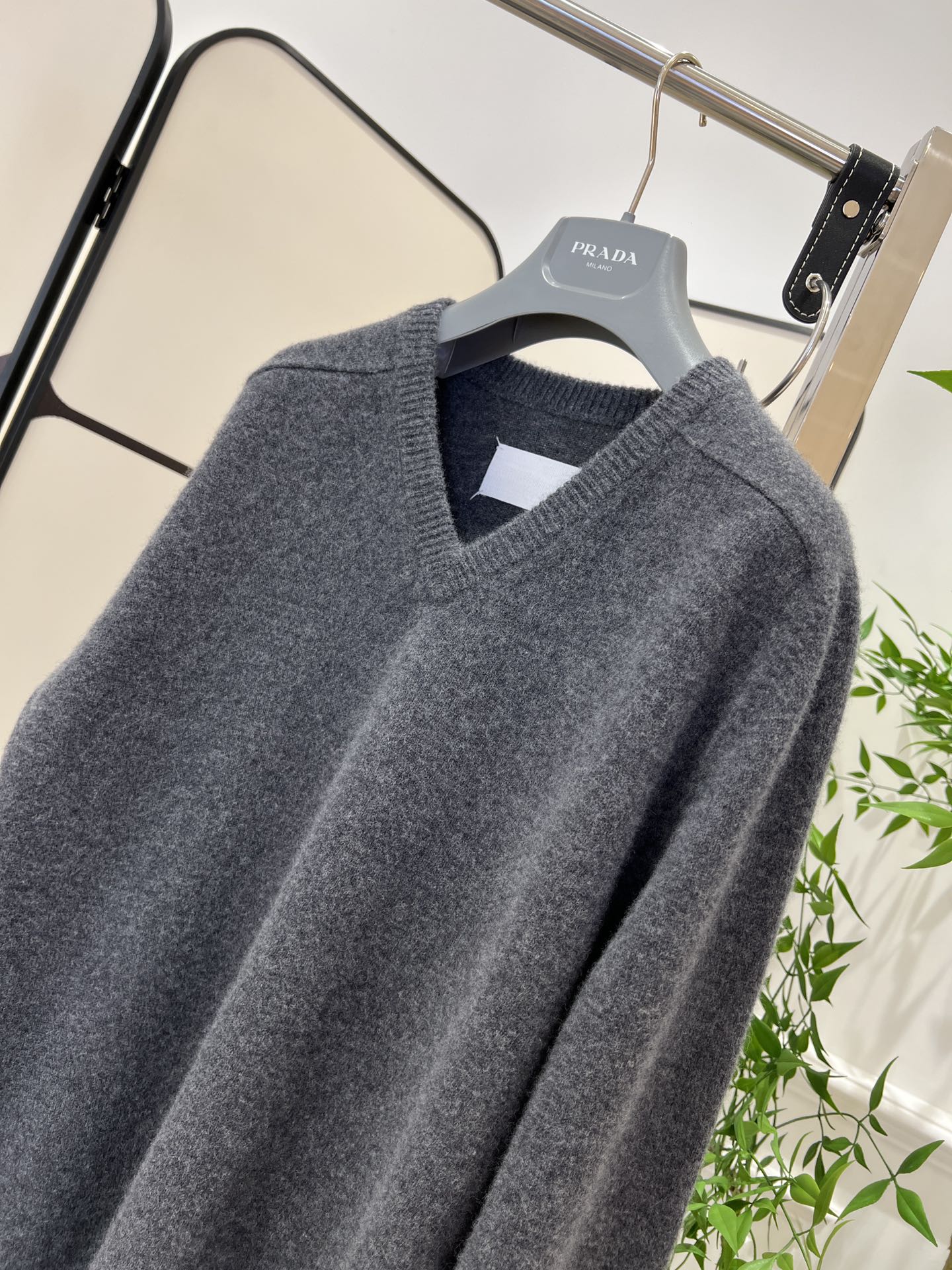 New Autumn/Winter Series: Stylish Single-Size Women’s Clothes in Gray V-Neck Design - 图片 2
