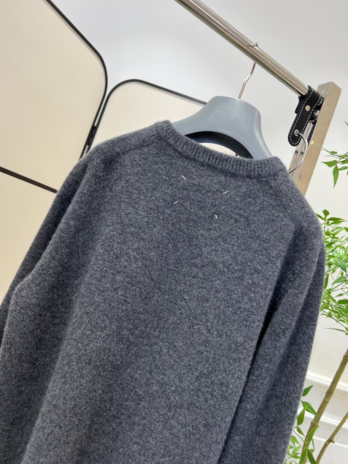 New Autumn/Winter Series: Stylish Single-Size Women’s Clothes in Gray V-Neck Design - 图片 6