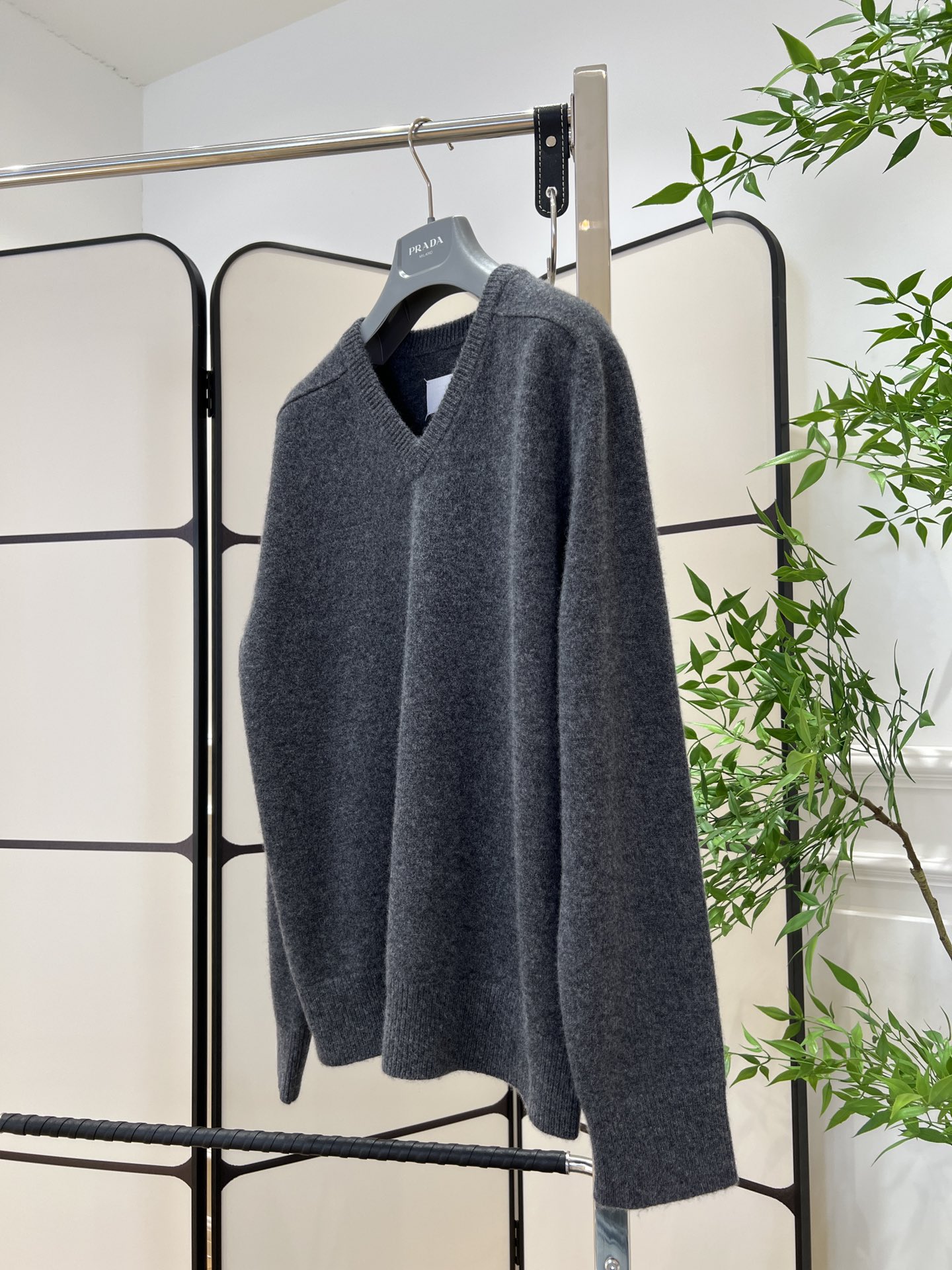 New Autumn/Winter Series: Stylish Single-Size Women’s Clothes in Gray V-Neck Design - 图片 3