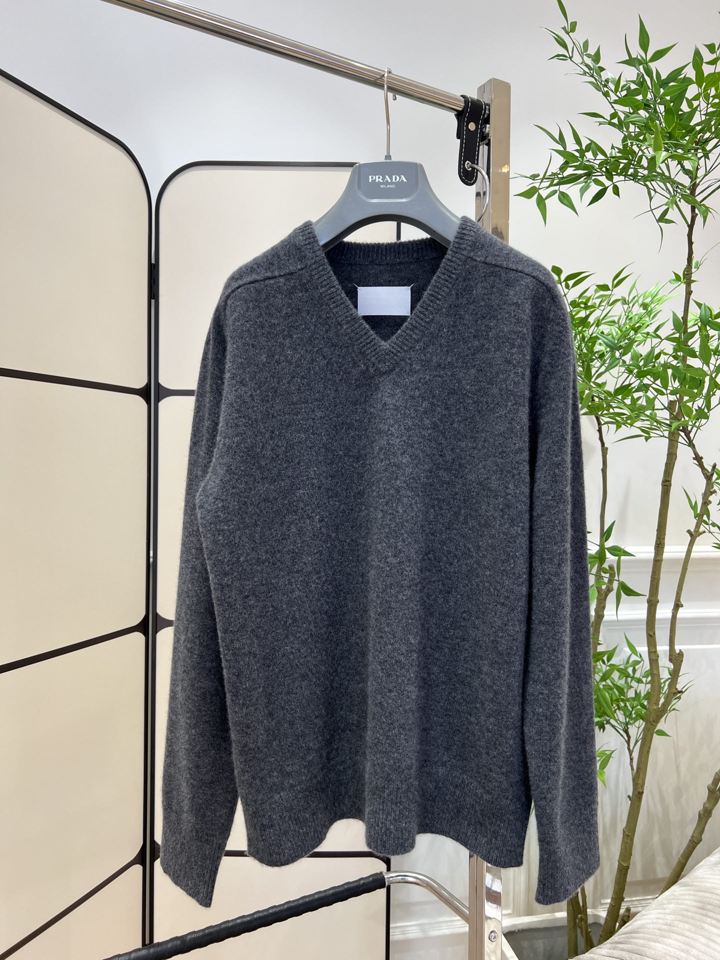 New Autumn/Winter Series: Stylish Single-Size Women’s Clothes in Gray V-Neck Design - 图片 1