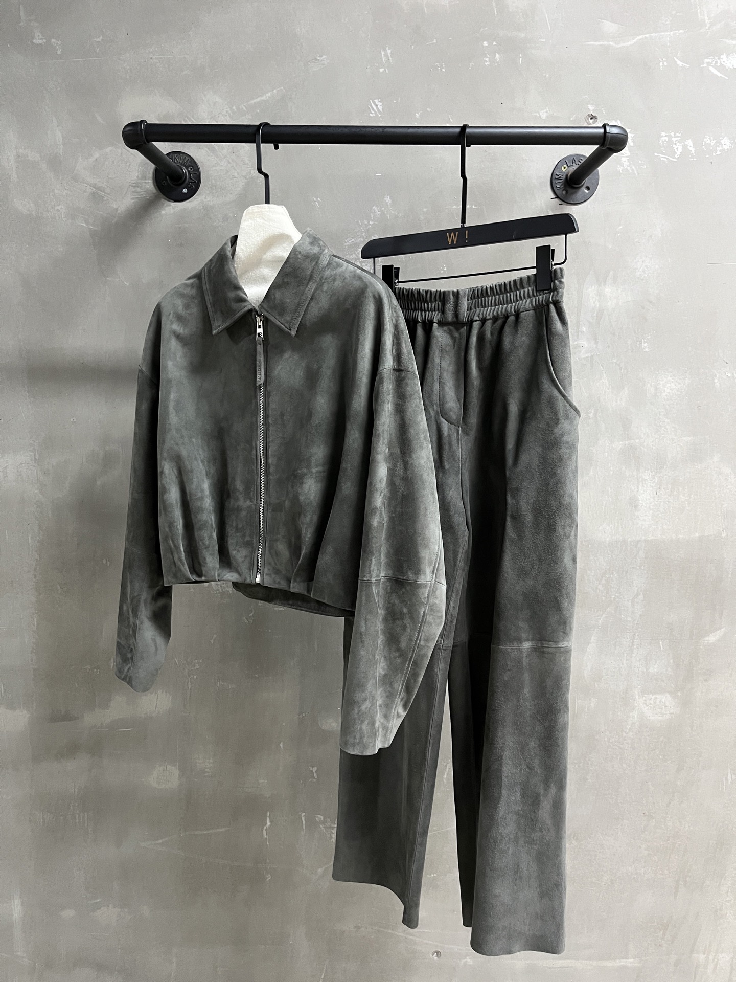 Loewe Leather Jacket: Stylish & Versatile Fall 2025 Collection - Must-Have! 3 a1756594551867 2252