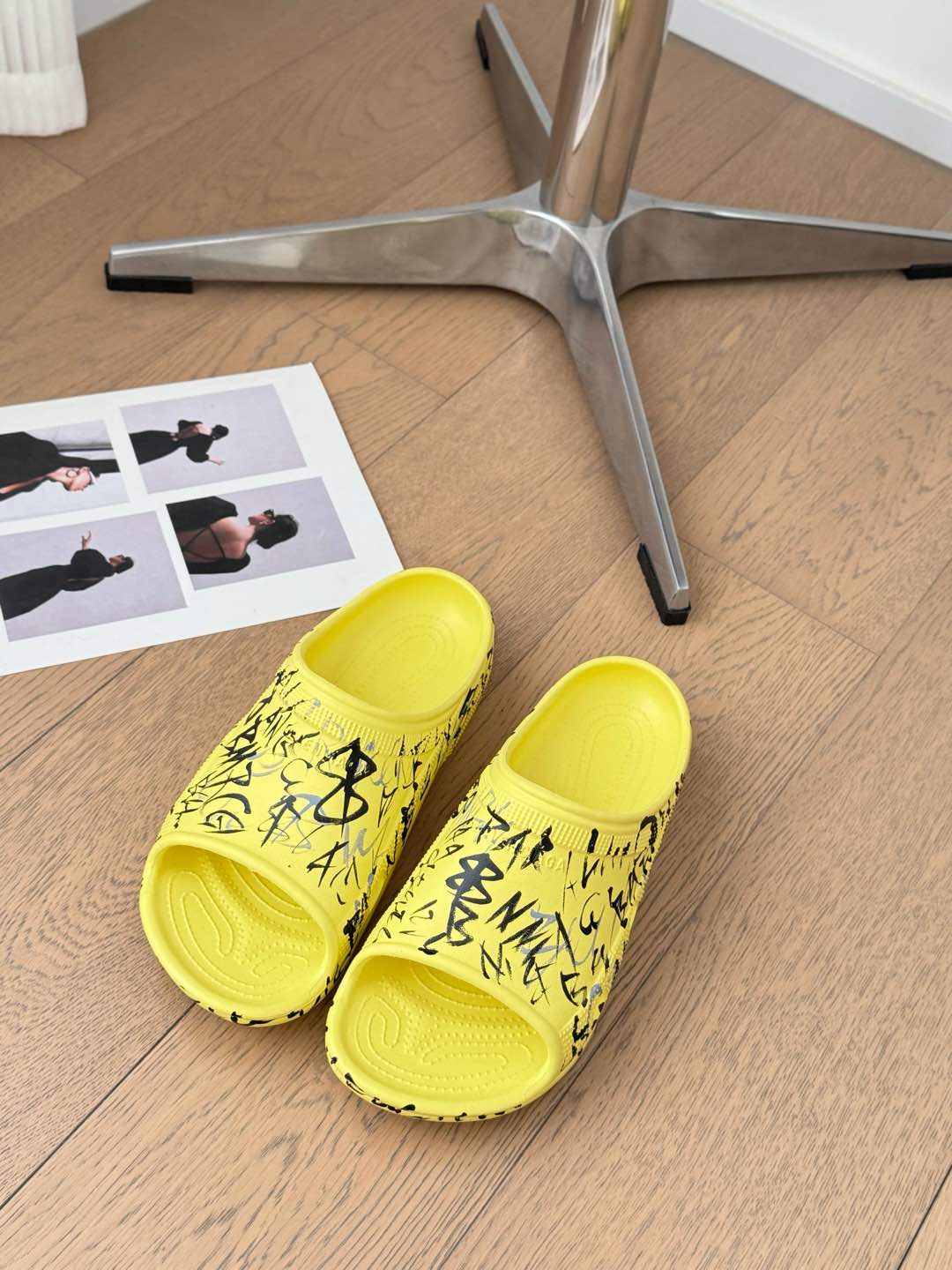 NO:164928,BALENCIAGE Slippers Believe me, it must be a pair of beach slippers that can make you weld your feet all summer. Wide body shoe shape, tall and thin legs, dwarfs favorite. Size: 35-46, slippers, balenciaga, balenciaga, slippers19860909BALENCIAGE 巴黎世家拖鞋 相信我,一定是一双可以让你整个夏天焊死脚上的沙滩拖鞋 宽体的鞋型,显高又显腿细,矮星人的最爱. Size:35-46,拖鞋,balenciaga,balenciaga,slippers,Women's Shoes
