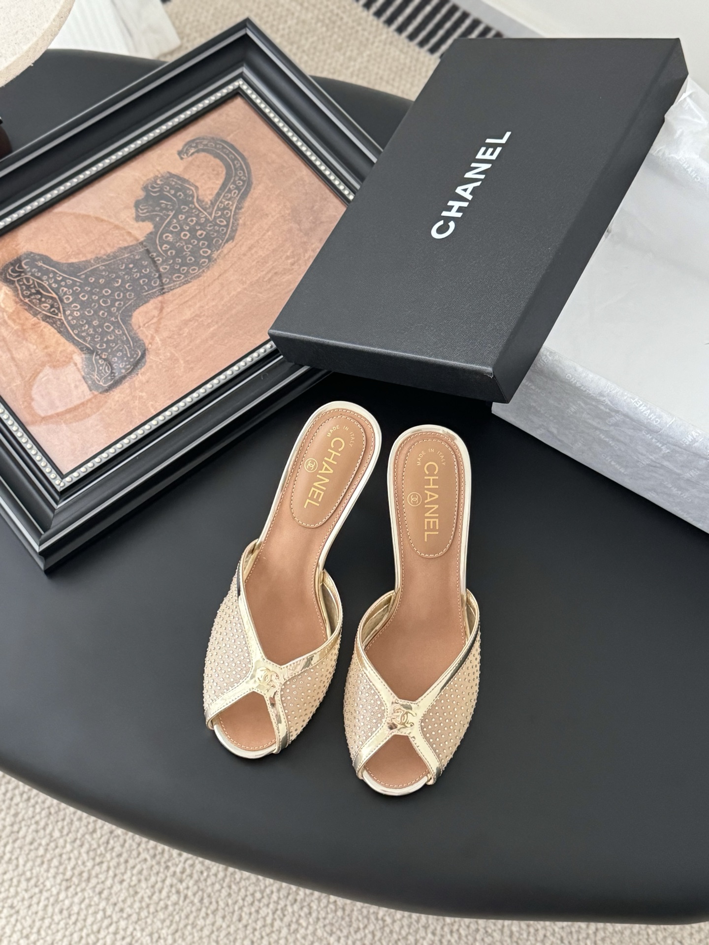 NO:222842,Chanel 25K catwalk embroidered mesh slippers are simple yet sweet and playful!  Upper mesh fabric, embroidery, strong sense of high-end solid color fabric is refreshing and easy to match, inner sheepskin, genuine leather soles Size:35-39 Other sizes, high heels, chanel, high heels, slippers, sheepskin, Leather soles19860909Chanel 25K走秀款刺绣网纱面拖鞋 简约又不失甜美俏皮！ 鞋面网纱面料,刺绣高级感强 纯色面料清爽易搭 内里羊皮 真皮大底 Size:35-39 其他码数定,高跟鞋,chanel,high heels,slippers,sheepskin,Leather soles,Women's Shoes