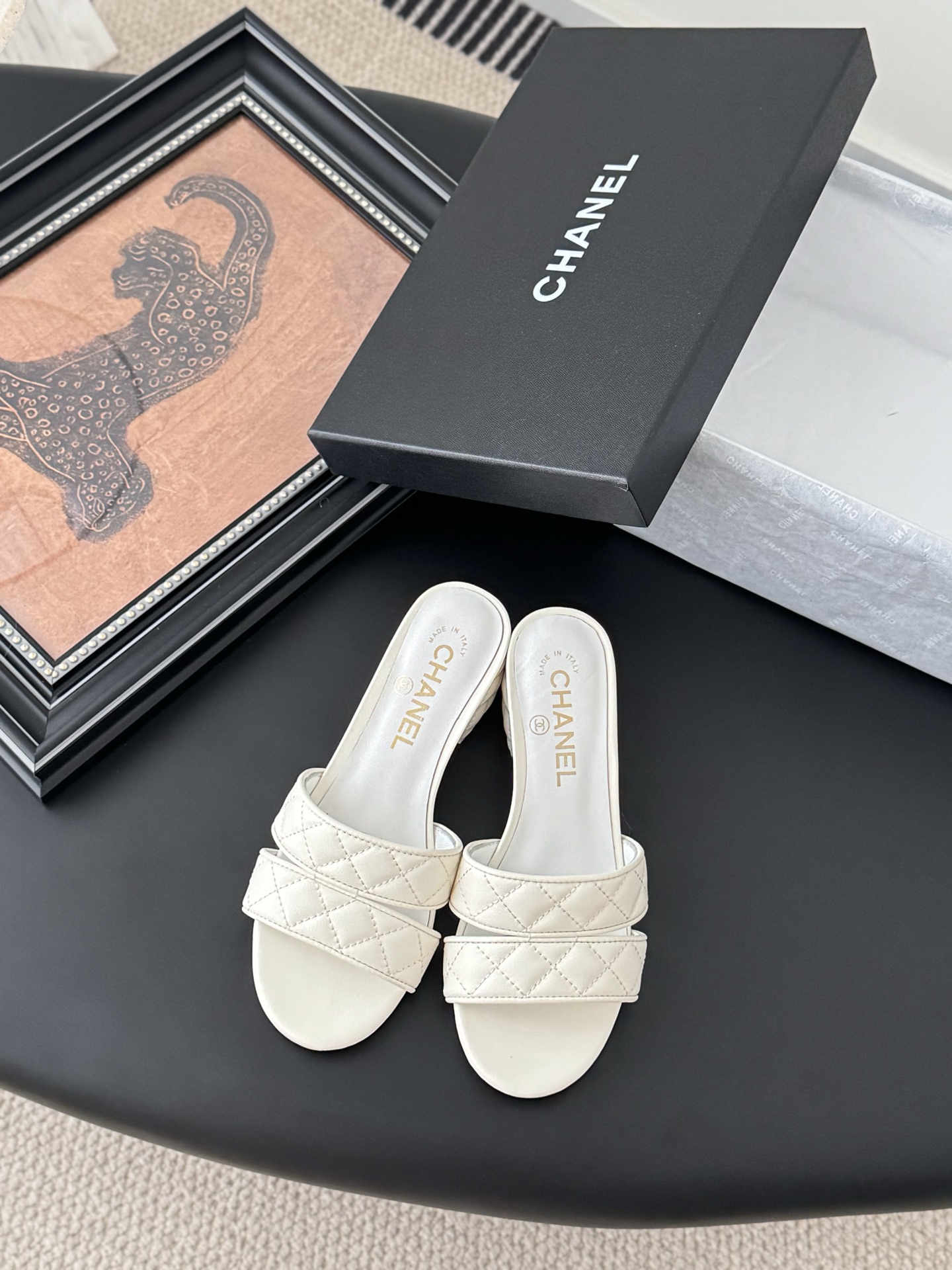 NO:233550,P slippers and sandals Chanel 25C early spring Mary Jane slipper series Shoes this season are all great!  The pure black Mary Jane is very comfortable on her feet and the upper is soft, so you don’t have to worry about getting your feet worn. The rabbit ears are cute, and the black and white color combination and black cloth look very good. The upper cowhide inner sheepskin leather outsole Size: 35-39 Other sizes customized, slippers, chanel, sandals, mary jane, slippers, cowhide, sheepskin, Leather soles19860909P拖鞋凉鞋 Chanel 25C早春玛丽珍拖鞋系列 这一季的鞋子都很棒耶！ 纯黑色玛丽珍上脚很舒服鞋面皮质也很软,不用担心会磨脚.兔耳朵也好可爱,黑白拼色和黑色布面都很好看. 鞋面牛皮 内里羊皮 真皮大底 Size:35-39 其它码数定做,拖鞋,chanel,sandals,mary jane,slippers,cowhide,sheepskin,Leather soles,Women's Shoes