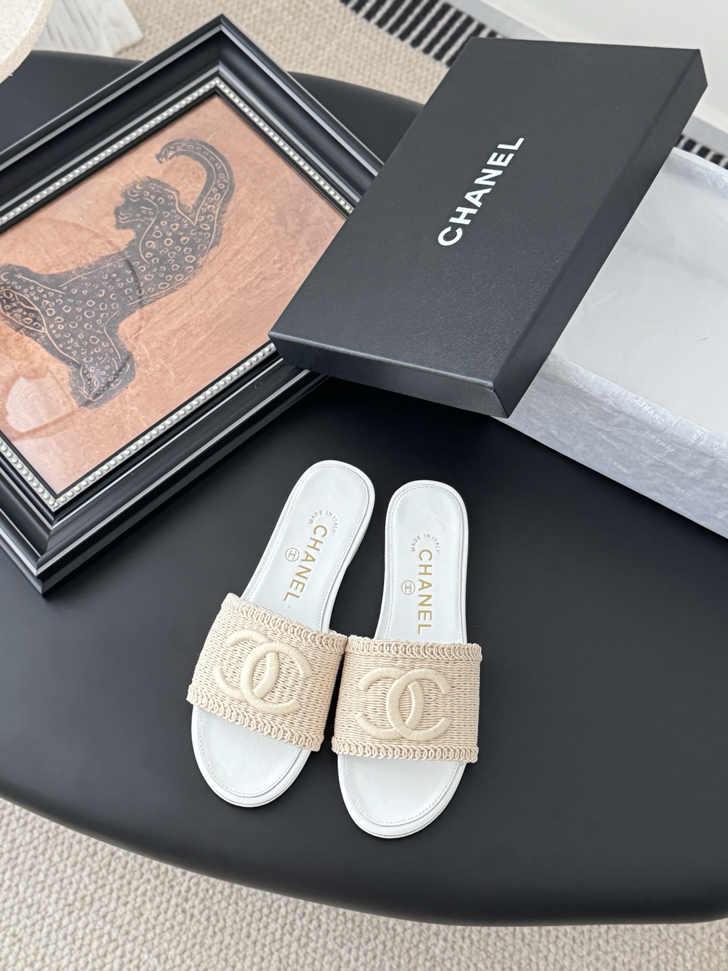 NO:233572,Chanel 25K new double C slippers, sheepskin woven surface, inner sheepskin, genuine leather soles Size:35-39 Other sizes customized, slippers, chanel, slippers, sheepskin, Leather soles19860909Chanel 25K新款双C拖鞋 羊皮编织面 内里羊皮 真皮大底 Size:35-39 其他码数定做,拖鞋,chanel,slippers,sheepskin,Leather soles,Women's Shoes