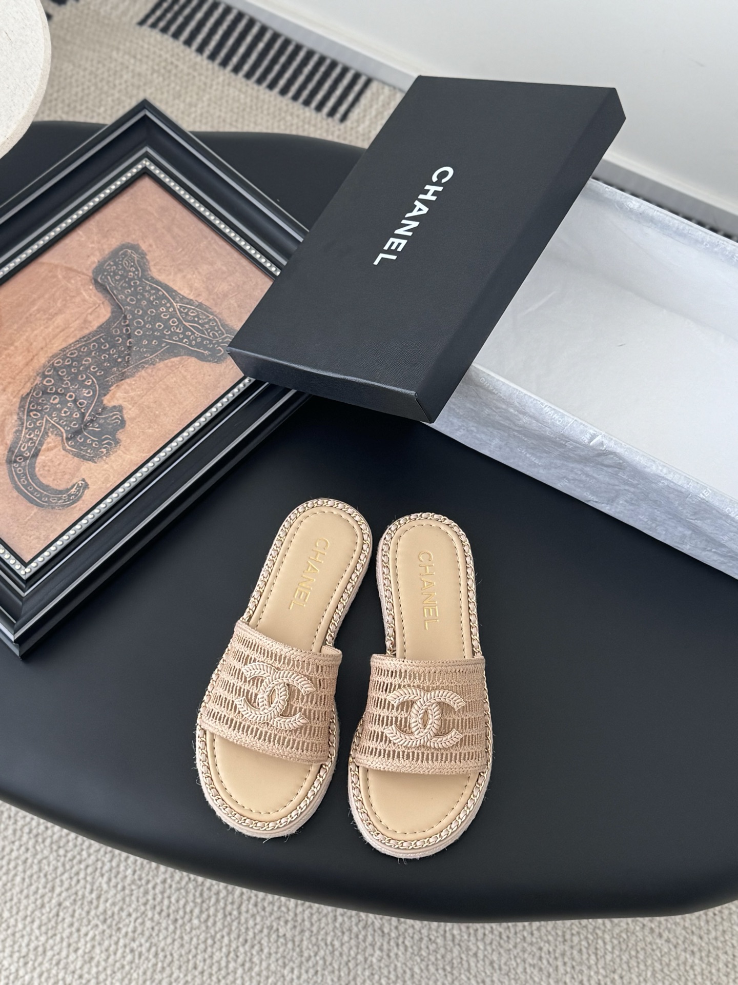 NO:265005,Chanel 25C spring and summer new full series chain slippers, full series first release, I have it in the counter!  High-quality upper cowhide/original fabric inner sheepskin original outsole Size:35-39 Other sizes, slippers, chanel, slippers, cowhide, sheepskin19860909Chanel 25C春夏新款全系列链条拖鞋 全系列首发 专柜有的我都有！ 高版本高品质 鞋面牛皮/原版面料 内里羊皮 原版大底 Size:35-39 其他码数定,拖鞋,chanel,slippers,cowhide,sheepskin,Women's Shoes