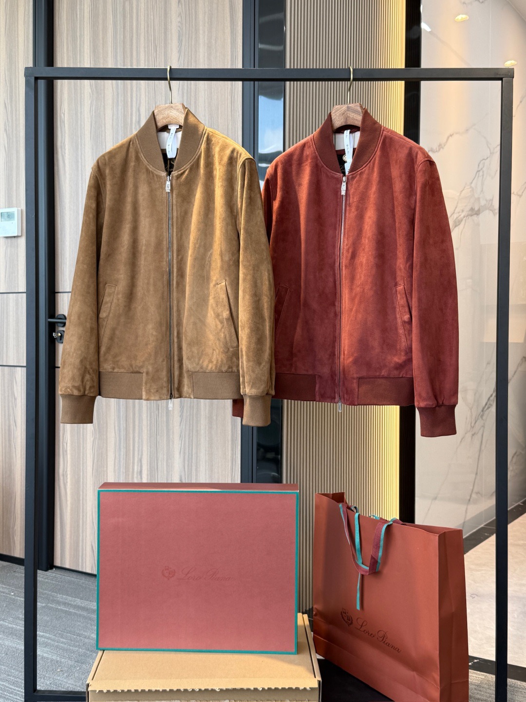 NO:772559,Loro Piana Men's suede zipper bomber jacket ｜ The brand's classic benchmark leather series. (Original leather, non-market currency) Original leather. Non-market currency. Original leather. Non-market currency. Original leather. Non-market currency. Full set of counter-level packaging. Loro Piana  The Ivy bomber jacket is made of soft leather to accompany you through cold winters and sharp spring chills. It is a loyal companion in the changing seasons. The design is inspired by the iconic bomber jackets made of technical fabrics in the past. It is made of high-quality water-repellent suede, with a preppy collar and lightweight padding to further enhance the soft texture of the leather material. Simple lines and simple design highlight the beauty of the material. Imported kid suede. The leather embryo comes from limited production areas in Europe, with dense fibers and a delicate feel. The suede is processed  The full-grain polishing and light frosting process ensures that the surface pile is uniform and smooth, and feels as soft as velvet. The leather is treated with vegetable tanning + light fattening, which not only retains flexibility, but also improves durability and color fullness. The dyeing process uses dip dyeing + manual coloring techniques, and the dye reaches the depth of the fiber, making the overall color saturation high and with a natural layering.  Different from the common surface spray dyeing on the market, this process can ensure that the color remains uniform after long-term wear, and is not easy to fade or have obvious color differences. Differences from the ordinary version on the market: Leather grade Loro Piana uses suede, with finer fluff. The ordinary version mostly uses adult cowhide or two-layer suede, and the difference in feel and breathability is obvious. Dyeing depth: The top model is deep-dyed in the fiber, and most of the market is surface-coated, which is easy to fade and fluff. It feels shiny.  Branded models will show soft suede light and shadow under natural light, while ordinary versions are mostly dull matte. The leather with top-quality durable craftsmanship has better toughness and is not easy to harden and crack after long-term wear. The texture of the market version often deteriorates after a short time of use. The inner craftsmanship is high-count cotton and silky blended fabrics, breathable and skin-friendly, and avoids stuffiness when worn. The classic plaid weaving process not only improves the overall grade, but also ensures the stiffness and wear resistance of the interior.  Original custom-made horn buttons, engraved with the 'Piana' brand on the front, with a warm texture and natural luster. Exclusive custom-made hardware zippers, engraved with the brand logo, with smooth teeth and strong durability. The cuffs & hem are made of Wish virgin wool knitted ribbing, which has good elasticity and fits the wrist and waist, which is comfortable and can effectively maintain the silhouette.,,loro piana,jackets & coats,cowhide,sheepskin,Top Customize119860909Loro Piana 诺悠翩雅男装绒面革拉链飞行员夹克 ｜ 品牌的经典标杆级皮革系列.（真皮原厂, 非市面通货） 真皮原厂. 非市面通货 真皮原厂. 非市面通货 真皮原厂. 非市面通货 专柜级全套包装 Loro Piana Ivy飞行员夹克采用柔软皮革制成,陪伴您度过寒冷冬日和料峭春寒,是四季变换的忠实伴侣.设计灵感源自过去采用科技面料制作的标志性飞行员夹克,采用优质防泼水绒面革制成,配以学院风衣领和轻盈填充物,进一步提升皮革材质的柔软质感.简洁线条和简约设计彰显材质之美. 进口 小山羊绒面革.皮胚来自欧洲限定产区,纤维致密且手感细腻.绒面经过 全粒面打磨与轻磨砂工艺,确保表层绒毛均匀、顺滑,触感如丝绒般柔和.皮革经 植物鞣+轻度加脂工艺 处理,既保留了柔韧性,又提升了耐用度和色泽饱满度. 染色工艺使用 浸染+ 手工上色 技法,染料直达纤维深处,使得整体颜色饱和度高,并具备自然的层次感. 与市面常见的表面喷涂染色不同,这种工艺能保证长期穿着后依旧保持色泽均匀,不易掉色或出现明显色差. 与市面普通版本的区别 皮胚等级Loro Piana 采用小山羊皮,绒毛更细腻,普通版本多使用成年牛皮或二层翻毛,手感与透气性差距明显. 染色深度 顶级款为纤维深层浸染,市面多数为表面涂层,容易褪色、起毛.触感光泽 品牌款在自然光下会呈现柔和的绒面光影,而普通版本多为死板的哑光 .耐用性顶级工艺的皮料韧性更佳,久穿不易硬化开裂,市面版往往使用时间短后质感下降. 内里工艺 高支棉质与丝滑混纺面料,透气亲肤,避免穿着闷感.经典格纹织造工艺,既提升整体档次,也保证了内里的挺括度与耐磨性. 原版定制牛角纽扣,正面刻有 “ Piana” 品牌字样,质感温润,光泽自然.专属定制五金拉链,刻有品牌 Logo,齿口打磨顺滑,坚固耐用.袖口 & 下摆 采用 Wish 初剪羊毛针织罗纹,弹性佳、贴合手腕腰身,既舒适又能有效保持廓形.,,loro piana,jackets & coats,cowhide,sheepskin,Top Customize1,Men's clothing