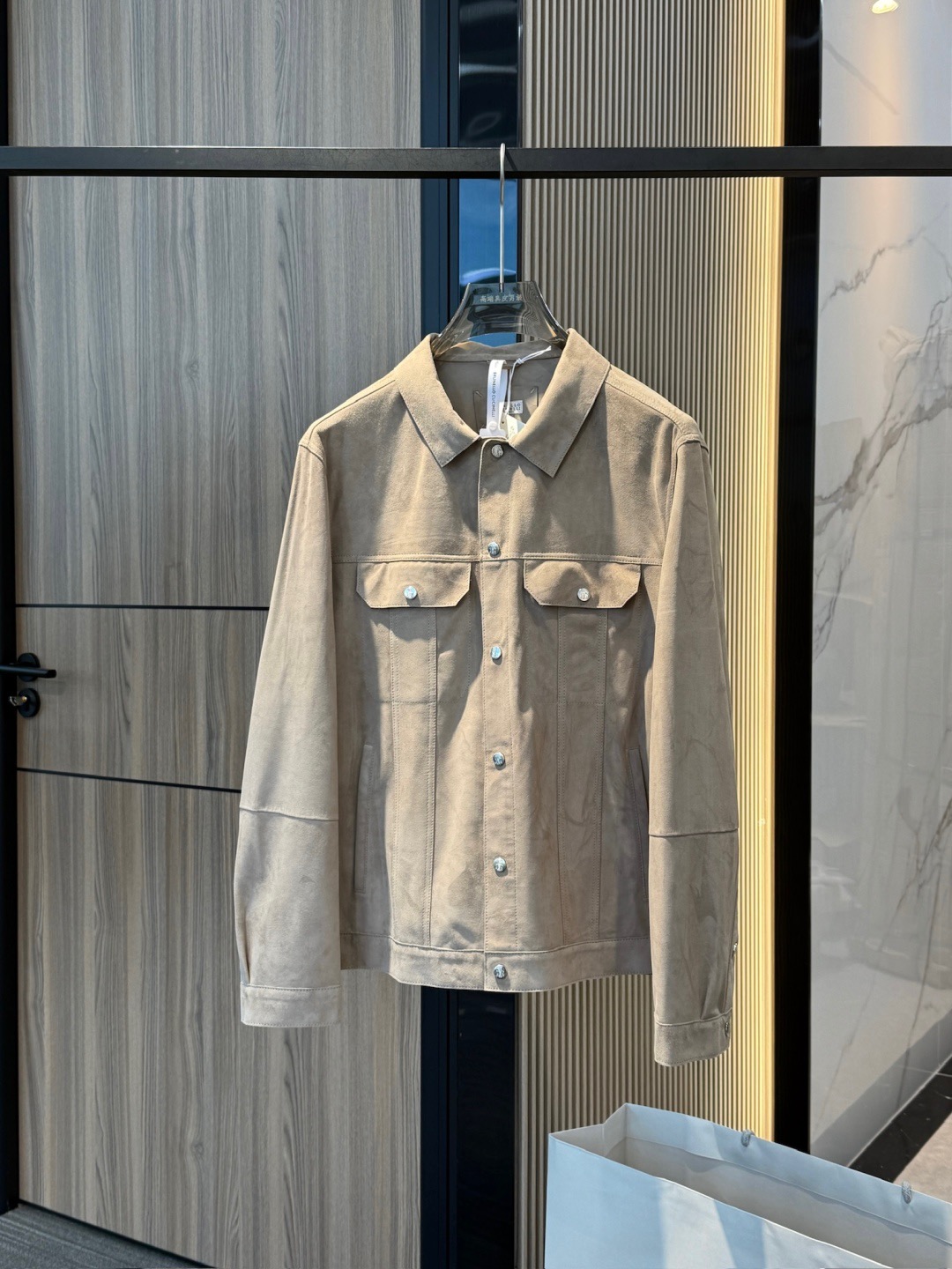 NO:701665,Ready for sale!  Four-pocket suede short jacket cost 60,000+ real gold and silver. New season [BC end-of-season sale] Brunello Cucinelli men's suede casual jacket. The sports style of the four-pocket short jacket is reinterpreted with precious Brunello Cucinelli materials. This season's colors, light and soft suede and characteristic metal buttons and small chest pocket decorations highlight the workwear temperament and fashionable charm of the jacket. The jacket is designed in a regular size, and the upper body is comfortable and comfortable.  Suede is a kind of precious leather with a thin texture and very softness. It is comfortable and elegant to wear. Craftsmanship details, press-button closure, shirt-style collar | Upper flap and button patch pockets | Side hem pockets | Snap-button cuffs | Unlined. Old money style, low-key and tasteful. The materials are very comfortable. The core of this brand is to use materials that are kind to you. If you pay attention to the dressing experience, you must buy it!  !  Made of sheepskin suede!  The real and powerful version uses the most exquisite leather, which is light and soft, and the fabric made of it has a velvet-like texture. If you pick out any piece of our leather series, it is enough to beat other competing products, not to mention the combination of price, quality and product!  It directly improves the tone of the whole by a level. It belongs to the ceiling of the autumn and winter world. The texture is outstanding and the luster is high-end. The whole body is made of precious sheep leather, showing a unique suede texture. The velvety and delicate touch combined with the soft and light characteristics are both luxurious and practical. After the full-grain leather polishing and turning process, the surface fibers are finely polished until they are even and dense, showing a  Velvety suede effect. This treatment method not only feels smooth, but also presents a low-key and deep matte effect visually. Different from the coldness of traditional smooth leather, suede leather has a warmer and more delicate touch. Suede leather is inherently wear-resistant and warm, making this jacket a balance between practicality and sophistication. In terms of technology, suede leather needs to go through multiple steps of removal, polishing, sizing, and protective coating.  and other fine processes to ensure that the leather plush is even, full and long-lasting in color. Its natural breathability and lightness enable the entire jacket to maintain a comfortable wearing experience in addition to keeping warm. In addition, the leather surface has undergone special wear-resistant treatment, which improves the anti-friction performance of daily wear and gives it a texture that is both flexible and stiff. With the accumulation of time and wear, the leather will gradually form a unique patina, which increasingly highlights personality and high-end atmosphere. The only one in the entire network!  Brunello's ultra-luxurious daily items that truly showcase it. The most worthwhile series to buy because they are all genuine high-end customization techniques!!! The portion is quite generous, heavy to carry, and the texture is incomparably luxurious!  At present, we only sell this product to a few stalls and physical stalls, so there will not be too many high-end versions circulating on the market. Our price directly gives us a first-hand advantage. The profit margin we occupy is only for running volume. It is convenient for old customers and agents to have better price control space. We rely on our character to stabilize customers. Only real factories have the strength to charge prices. A truly advantageous and cost-effective channel. Welcome to compare with the whole network, brunello cucinelli, jackets & coats, jackets &  coats,shirts,sheepskin,chamois leather,Top Customize119860909现货发售！四袋绒面革短夹克 六万+ 真金白银购入 . 新一季［BC季末盛惠］ Brunello Cucinelli 男士绒面革休闲夹克外套 四口袋短夹克的运动风格用珍贵的Brunello Cucinelli材料重新诠释.本季的色彩,质地轻盈柔软的麂皮和特色金属纽扣、小胸袋装饰匹配,更突出夹克的工装气质与时尚魅力.夹克常规尺寸设计,上身舒适自如. 绒面革是一种质地细薄且非常柔软的珍贵皮革.穿在身上既舒适又大方. 工艺细节揿扣合 衬衫式领子 ｜上部翻盖和系扣贴袋 ｜侧插式下摆口袋 ｜带揿扣袖口 ｜无衬里 老钱风,低调 有品味 用料非常舒适,这个牌子的核心就是用料,对自己好一点的,注重穿衣体验的,一定要入！！ 羊皮革绒面打造 ！ 真材实料实力版本 ,采用最精致的皮革,即轻盈又柔软,用其制作的面料有天鹅绒般的质感 咱家任意一件皮革系列 任选一样拎出来,都足够吊打其他竞品,更何况是价格 品质 出货品相三重叠加！直接把整体的调性UP了一个段位,属于秋冬界的天花板,质感出挑,光泽高级  整体以珍贵羊皮革打造,呈现出独特的绒面质感,天鹅绒般的细腻触感配合柔软轻盈的特性,兼具奢华与实用  经过全粒面皮打磨与翻磨工艺,表层纤维被精细打磨至均匀细密,呈现出 天鹅绒般的绒面效果.这种处理方式不仅手感顺滑,更在视觉上呈现出低调而深邃的哑光效果.不同于传统光面皮革的冷峻,绒面皮更具温润细腻的触感.绒面革天生兼具耐磨与保暖性能,使这款夹克在实穿性与精致感之间取得平衡. 在工艺上,绒面革需要经过多道 去杂、打磨、上浆、防护涂层 等精细流程,以确保皮面毛绒均匀、色泽饱满而持久.其天然的透气性与轻盈性,使得整件夹克在保暖之外,仍能保持舒适的穿着体验. 此外,皮料表层经特别的 耐磨处理,提升了日常穿着的抗摩擦性能,同时赋予其 柔韧与挺括兼具 的质感.随着时间与穿着的累积,皮革会逐渐形成 独特的岁月包浆,愈发彰显个性与高级气息. 全网独一档！真正能彰显Brunello 的超奢华日常单品 . 最值得买的系列 因为都是货真价实的高级订制技艺!!!! 份量是相当足的,拎起来沉甸甸的,质感非常无敌奢华！这款目前我们出给档口和实体档口的就那么几家,所以不会有太多高版本在市面上流通, 我们这个价格直接给一手优势 自己占的利润空间只为跑量 方便老客户代理有更好的控价空间, 咱们靠人品稳定客户, 真工厂才有实力卷价格 真正意义上的优势性价比渠道 欢迎全网对比,,brunello cucinelli,jackets & coats,jackets & coats,shirts,sheepskin,chamois leather,Top Customize1,Men's clothing