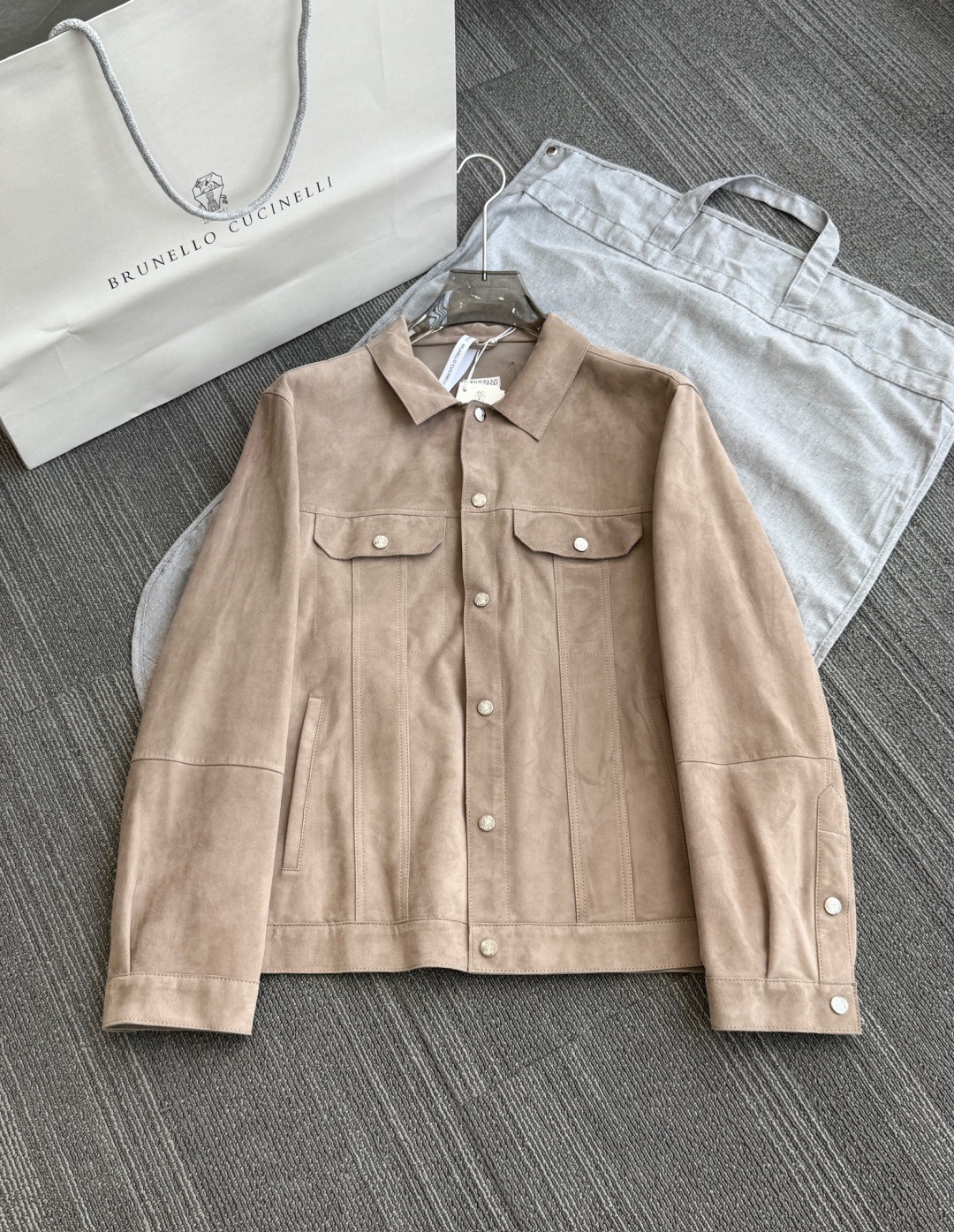 NO:701667,Continuously releasing new products and over 10,000 luxury products!!! [BC end-of-season promotion] Brunello Cucinelli men's suede shirt-style casual jacket BC's best-selling lambskin!! Original original leather, non-market currency Original original leather, non-market currency Original original leather, non-market currency Counter-level full set of packaging Leather suede sheepskin Double-sided genuine leather Unlined, brunello cucinelli, jackets  & coats,jackets & coats,shirts,sheepskin,Top Customize119860909持续发新 奢品过万级!!!［BC季末盛惠］Brunello Cucinelli 男士绒面革衬衫式休闲夹克外套 BC热卖的小羊皮 !! 原版原厂皮 , 非市面通货 原版原厂皮 , 非市面通货 原版原厂皮 , 非市面通货 专柜级全套包装 皮料绒面羊皮革 双面真皮 无里衬,,brunello cucinelli,jackets & coats,jackets & coats,shirts,sheepskin,Top Customize1,Men's clothing