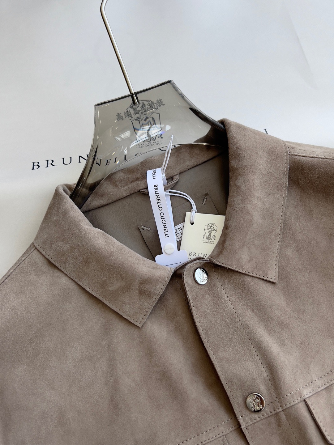 NO:701669,Welcome to compare the details on the whole network with the real original factory Z customized high-end. All the details will make you full of class. You can taste it from a distance and look closely. The imitation products in the world cannot do this. This suede leather three-dimensional and stylish upper body effect is very good!  Ingenious design in every detail, one-to-one customization, all original hardware, and solid materials!  When I first got it, I felt that the quality of the leather was really great, both in terms of feel and weight!  The details of the circle are beyond imagination, and the designs are full of surprises!  Brand counters, produced by major manufacturers, great value for money, out-of-print goods!  A high-end imported suede leather worth buying!  ,,Top Customize119860909欢迎全网对比细节真正原厂Z定做高段位 . 所有细节让你档次拉满 . 远看细看都能品鉴的程度 世面仿货无法做到 本款绒面革立体有型上身效果非常好！处处细节匠心设计,一比一定制 全原装五金件,用料扎实！拿到手第一感觉这个皮革质量真的太值太棒了,不管是手感还是克重！再环绕一圈细节超乎想象,处处设计都是惊喜！品牌专柜大厂出品,物超所值,绝版好货！ 值得入手的一款高端牛货进口绒面革 ！,,Top Customize1,Men's clothing