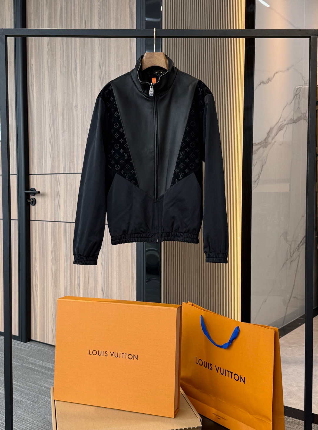 NO:754703,Louis Vuitton Fall/Winter 2025 Men's Mixed Leather Sweatshirt Original original leather, non-market currency Original original leather, non-market currency Original original leather, non-market currency Full counter-level packaging Leather sheepskin Multi-material splicing This sweatshirt plays with multi-material splicing, integrating soft sheepskin and Monogram into the technical nylon body  Embossed suede leather makes the casual silhouette more elegant, making it a flexible choice in changing seasons. Standard fit. Sheep leather, nylon, lined with 65% viscose fiber, 35% cotton, logo embossed inlay, high collar, elastic cuffs and hem. Equipped with lining, zipper closure, side pockets. Material and fabric technology. The main material is soft sheepskin, with fine luster and smooth touch. It is used as the core splicing part to enhance the overall texture.  The splicing process combines technical nylon fabric with leather to form a crisp and light sports silhouette. Decorative material Monogram embossed embossed V-shaped stitching on the chest and back makes the overall look more recognizable. Low-key luxury, soft-touch suede contrasts with glossy sheepskin. Monogram full-width embossing process, the brand's classic pattern is accurately embossed on the suede leather.  High-temperature setting and accurate mold alignment ensure that each group of presbyopic letters and floral patterns remain coherent and complete at the splicing point without any sense of misalignment. The embossing is of consistent depth and clear lines, forming a three-dimensional effect under changes in light and shadow, giving the whole a low-key yet gorgeous layered feel. The embossing process is extremely difficult, and a slight deviation will destroy the luster and feel of the leather surface, so the full-body stitching highlights the top level of the workshop.  Customized metal zipper puller with aged silver texture, engraved with 1V logo, echoing the exquisite details of the brand. Closure design, cuffs and hem are made of elastic rib splicing to ensure sports properties and comfortable fit. Silky lining is made of smooth nylon fiber lining, which is light and breathable, and is smooth against the skin when worn, enhancing overall comfort.,,louis vuitton,sheepskin,Top Customize119860909路易威登 2025秋冬男装 混合皮革运动衫 原版原厂皮 , 非市面通货 原版原厂皮 , 非市面通货 原版原厂皮 , 非市面通货 专柜级全套包装 皮料羊皮革 多重材质拼接 本款运动衫玩味多重材质拼接,为科技锦纶衣身融入柔软羊皮革和 Monogram 压纹绒面皮革,令休闲廓形彰显雍容一面,成就换季时节的灵活佳选. 标准版型 .羊皮革, 锦纶,内衬65粘胶纤维,35棉,标识压纹嵌饰,高领 弹力袖口及下摆 配有内衬,拉链开合 ,侧袋 材质与面料工艺 主体材质甄选柔软羊皮革,光泽细腻、触感柔滑,作为核心拼接部分,提升整体质感. 拼接工艺将 科技感锦纶面料 与皮革结合,形成挺括而轻盈的运动廓形. 装饰材质 胸前与后背 V 字拼嵌 Monogram 浮雕压纹让整体更具辨识度. 低调奢华,触感柔软的绒面与光感羊皮形成反差.Monogram 全幅压纹工艺,品牌经典花纹在绒面皮革上精准压印. 高温定型与模具精准对花,使每一组老花字母与花卉图案在拼接处保持连贯完整,无任何错位感. 压纹深浅一致,线条分明,形成光影变化下的立体效果,让整体呈现低调而不失华丽的层次感. 压纹工艺难度极高,稍有偏差即会破坏皮料表层光泽与手感,因此全身对花拼接更彰显工坊的顶级水准. 定制金属拉链头,做旧银质感,镌刻 1V标识,呼应品牌精致细节. 收口设计 袖口与下摆采用 弹力罗纹拼接,保证运动属性与舒适贴合度. 丝滑内衬 采用顺滑锦纶纤维衬里,轻盈透气,穿着时贴肤顺滑,增强整体舒适度.,,louis vuitton,sheepskin,Top Customize1,Men's clothing