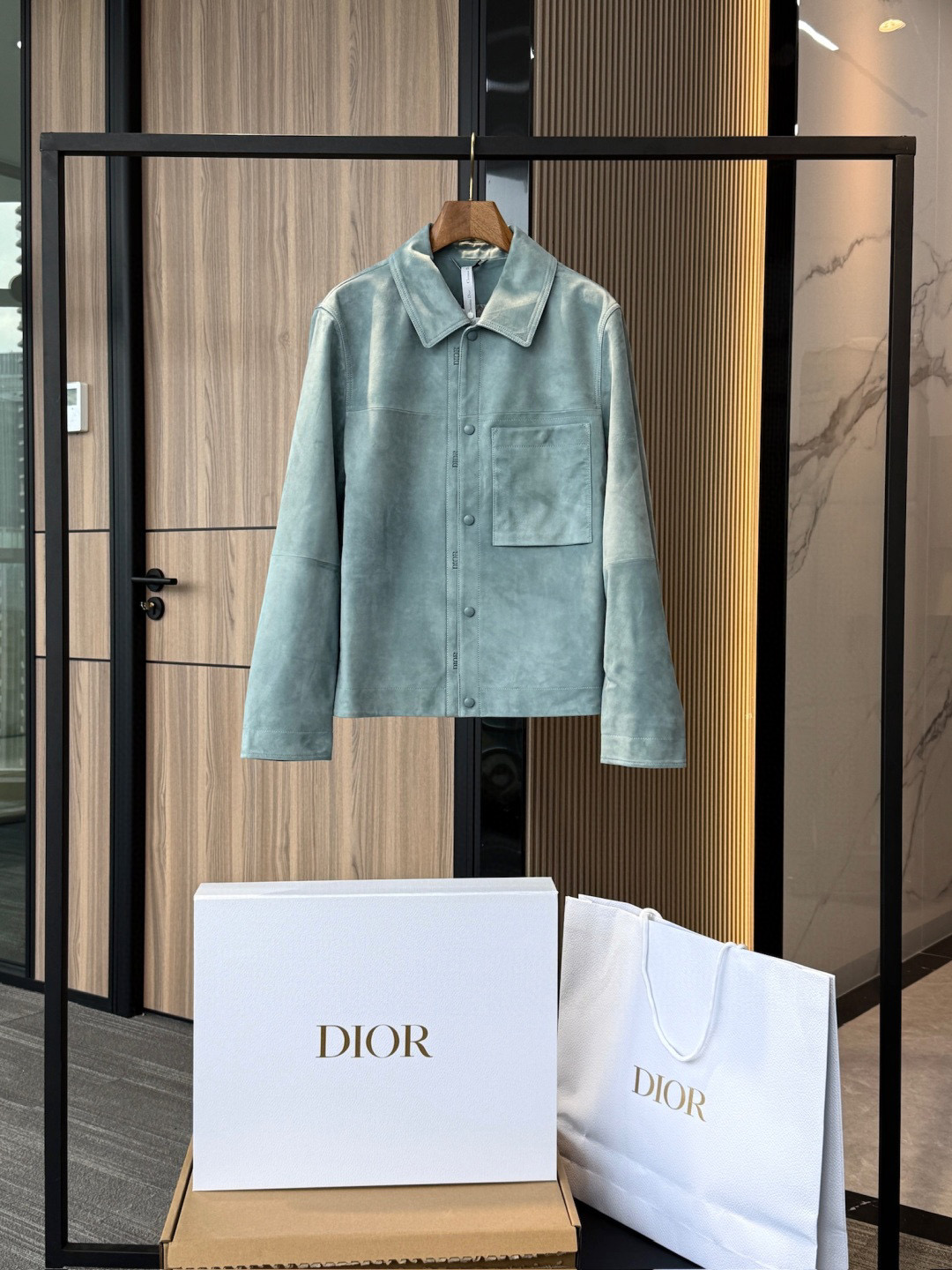 NO:754732,Exclusive genuine leather series; new shipments, from Dior 2025 autumn and winter men's high-end suede men's jackets trading company orders; customer supply suede; sheepskin, suede feel; comfortable and high-end performance. The must-have jacket for sportsmen. The feeling on the upper body is completely suitable. One batch has been sold out. The second batch is being added and replenished. It is not enough to sell. It may not be available in the winter if you book in advance. You can only wear counter-level coins to buy directly.  Main body sheepskin lining cupro This jacket is a classic wardrobe item. It is carefully made of mist blue suede sheepskin. The snap button closure is decorated with a D R debossed logo and the front is decorated with a patch pocket. It can be matched with various casual items in all seasons to create a more refined look. Dior debossed logo｜Front snap closure｜Chest patch pockets. If you buy it, you can try it at the treasurer. Don't think it is expensive. It is a rare limited edition jacket. This type of quality will not be too common.  The purchasing agent is close to 10,000 yuan. What we sell is a pure and perfect product, a bomber jacket with a smart upper body. There is no pressure on the counter. The inner lining is made of cupro silk fabric, which is very comfortable. The upper body pattern really surprises you. The three-dimensional fit makes the matching completely outstanding. Casual autumn and winter style. Large body suede fabric supplied by customer. You can study it after receiving the goods. The whole piece is worthy of appreciation in all aspects from fabric, leather, routing and craftsmanship. The low-key and emphasized attitude comes out. Wear it properly.  High-end authentic Dior sheepskin suede, the classic model of the main line of the counter. The top sheepskin is flexible and delicate. It is of good grade and is wear-resistant and durable.,dior,jackets & coats,jackets & coats,sheepskin,chamois leather,Top Customize119860909独家正品级真皮系列； 新款出货 ,来自迪奥2025秋冬男装高端 绒面革 男士夹克外套 贸易公司订单； 客供绒面革；羊皮革 ,麂皮手感；舒适又高级的表现 型男必备夹克 上身那种feel完全对味,已经出断一批, 第二批持续加单补货中, 完全不够卖,提早预定 到冬天不一定在有 ,只穿专柜级可持币直入 主体羊皮革 里料 铜氨纤维 这款夹克是衣橱经典单品.采用雾蓝色绒面羊皮革精心制作,按扣开合处饰以 D R凹印标志,正面饰以贴袋.可与四季的各式休闲单品搭配,打造更加精致的造型 . 迪奥 凹印标志｜正面按扣开合 ｜胸前贴袋 买到可以去司库试试 ,不要觉得价格贵,本身就很少见的限定夹克,这类品质不会太泛滥 代购接近万元.我们卖的是纯纯完美货, 飞行员夹克,上身干练. 上柜无压力 内衬采用铜氨丝面料,很舒服 上身版型真的是让你惊讶到 立体的合身感,配搭完全效果出众 休闲秋冬款 客供大身绒面革面料 收到货可以研究一下,整件从面料、皮质、走线 工艺方方面面都可以值得品味 低调有强调的态度出来了. 穿正的来 高端真品迪奥羊皮绒面革 专柜主线的经典款 顶级的羊皮柔韧细腻 档次很好耐磨耐穿,,dior,jackets & coats,jackets & coats,sheepskin,chamois leather,Top Customize1,Men's clothing