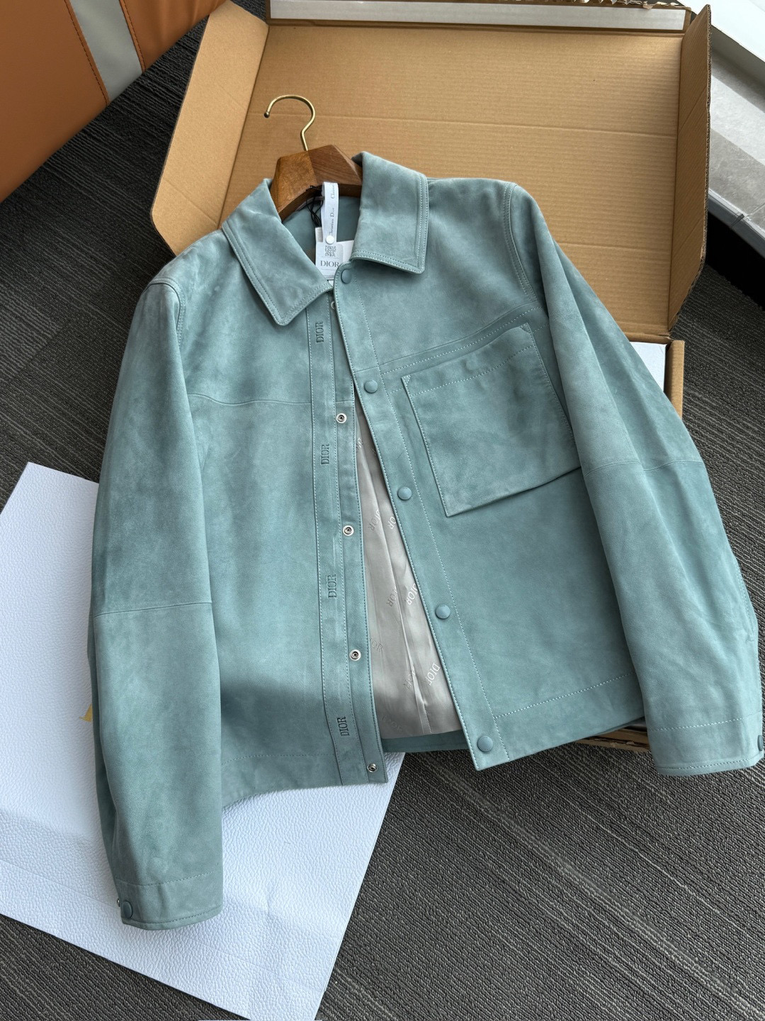 NO:754706,The greatest difficulty in this process lies in the picky selection of leather materials, the precise control of thin leather sewing, the stability of splicing and snap buttons, and the consistency of surface texture and color. The whole is a highly difficult leather product that requires experienced craftsmen to operate. The characteristics of sheepskin itself: sheepskin fiber is delicate and soft, but its thickness is thin and highly ductile. If you are not careful, it will easily stretch and deform or produce pinhole marks.  The surface velvet feel needs to be consistent, and different shades or 'dead creases' must be avoided when polishing and dyeing. Large-area smoothing processing. The front and back parts of the entire garment are large, requiring the leather to be flat and flawless, which requires extremely high requirements for material selection. The thread tension must be strictly controlled during the sewing process, otherwise it is easy to produce wavy or bulging. The surface feel and color should be unified  The velvet feel after polishing the surface of sheepskin is easily affected by manual labor and humidity. It is very difficult to achieve a unified color and wool feel of the entire piece of clothing. Especially the light green color is more likely to show shadows, fingerprints or color differences. Welcome to compare with the entire network. All-round real shots of ceiling-level products are available. As long as you like the style, choose the size and feel free to buy it!  Things made of real gold and silver. The workmanship level is not as perfunctory as the market looks at pictures. Things in this series cannot be said to be the same without Z. The characteristics of sheep leather itself. The sheepskin fiber is delicate and soft, but its thickness is thin and highly malleable. If you are not careful, it will easily stretch and deform or produce pinhole marks. Large-area smoothing treatment. The front and back of the entire garment are large, and the leather embryo is required to be flat and flawless, which requires extremely high material selection.  The thread tension must be strictly controlled during the sewing process, otherwise it is easy to produce wavy or bulging feeling.,,sheepskin,Top Customize119860909这款蕞大的工艺难点在于 皮料的选材挑剔、薄皮车缝的精准控制、拼接与按扣的稳定性,以及表面绒感与色泽的一致性.整体属于高难度皮革制品,需要经验丰富的工匠操作. 羊皮革本身的特性 羊皮纤维细腻柔软,但厚度薄且延展性强,稍有不慎就容易拉伸变形或产生针孔痕迹. 表面绒感需要保持一致,打磨和染色时要避免出现深浅不一或“死折痕”. 大面积平整处理 整件衣服正反身片裁片大,要求皮胚平整、无瑕疵,这对选料要求极高. 在缝制过程中必须严格控制走线拉力,否则容易产生波浪感或鼓包. 表面手感与色泽统一 羊皮表面打磨后的绒感极容易受手工力度、湿度影响,要做到整件衣服颜色、毛感统一非常难. 特别是浅绿色系,更容易显现阴影、手印或色差. 欢迎全网对比 天花板级尖货全方位实拍放送 你们只要款式看中了 选好尺码放心入 ！真金白银做的东西 做工水准不是市场看图这么敷衍 这个系列的东西 没有Z绝不说同等Z 羊皮革本身的特性 羊皮纤维细腻柔软,但厚度薄且延展性强,稍有不慎就容易拉伸变形或产生针孔痕迹. 大面积平整处理 整件衣服正反身片裁片大,要求皮胚平整、无瑕疵,这对选料要求极高. 在缝制过程中必须严格控制走线拉力,否则容易产生波浪感或鼓包.,,sheepskin,Top Customize1,Men's clothing