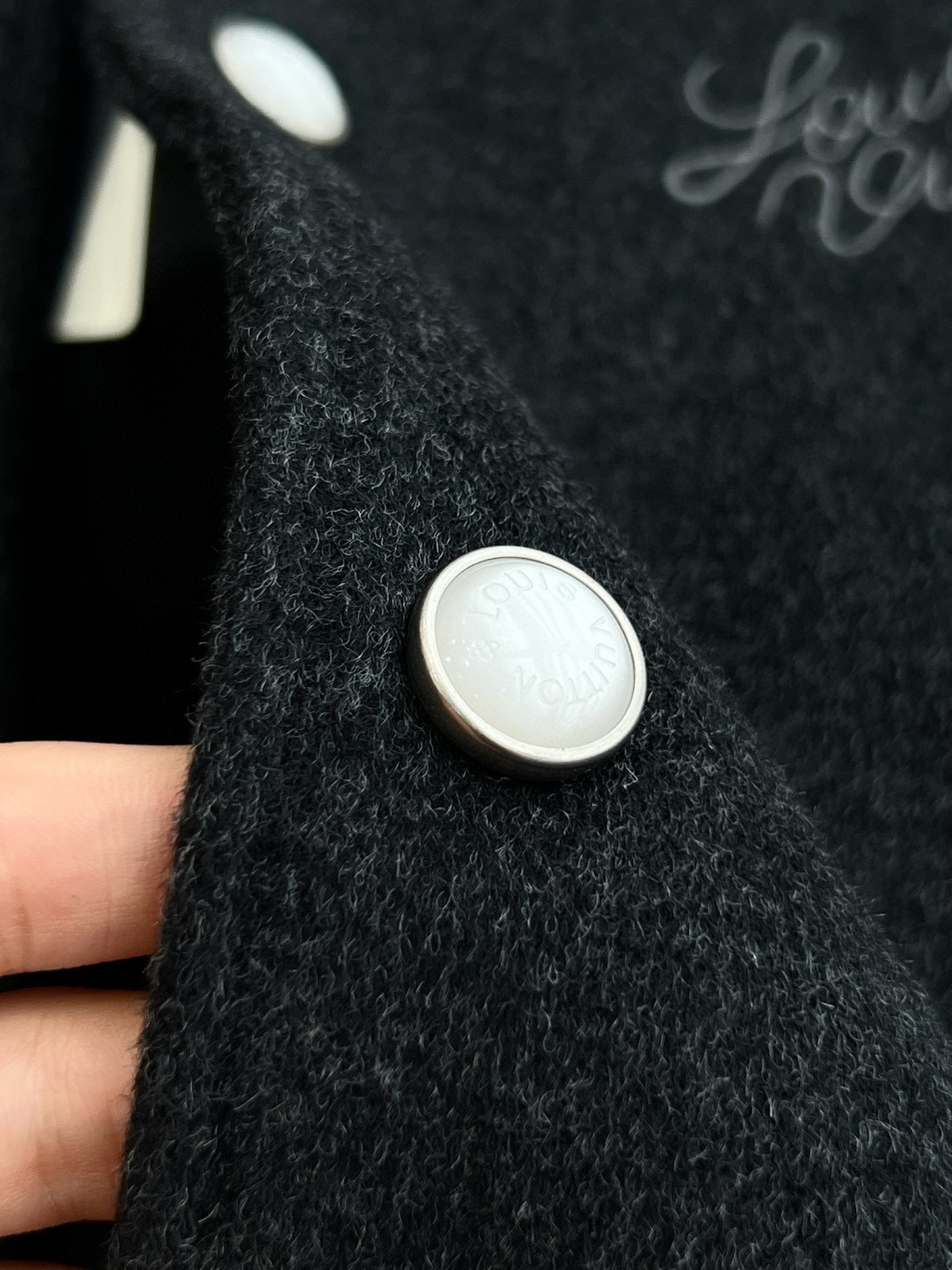 NO:701658,The handwritten Louis Vuitton logo on the chest uses high-density chain embroidery. The stitches are tightly arranged and elastic, which not only maintains the three-dimensional sense of the pattern, but also resists loosening over time. High-end customization process,,louis vuitton,Top Customize119860909胸前路易威登手写体 Logo 采用高密度链式绣法,针脚排列紧密且富有弹性,不仅保持图案的立体感,同时经久不易松散. 高端定制工艺,,louis vuitton,Top Customize1,Men's clothing