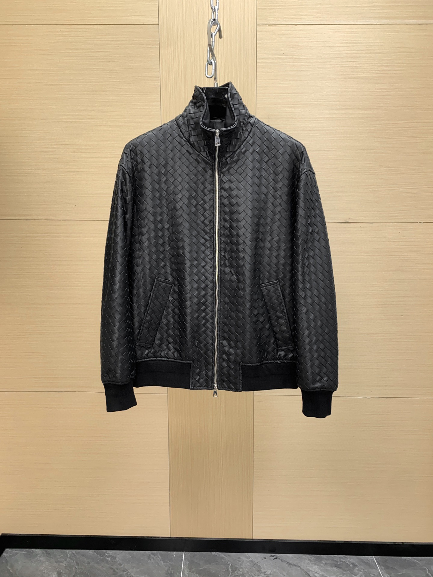 BV2025男士新款羊皮夹克 在时尚的舞台上，葆蝶家（Bottega Veneta）一直是低调奢华与卓越工艺的代名词。2025年秋冬，品牌再度发力，推出男士新款羊皮夹克，将经典与创新完美融合，为追求品质生活的男士带来全…