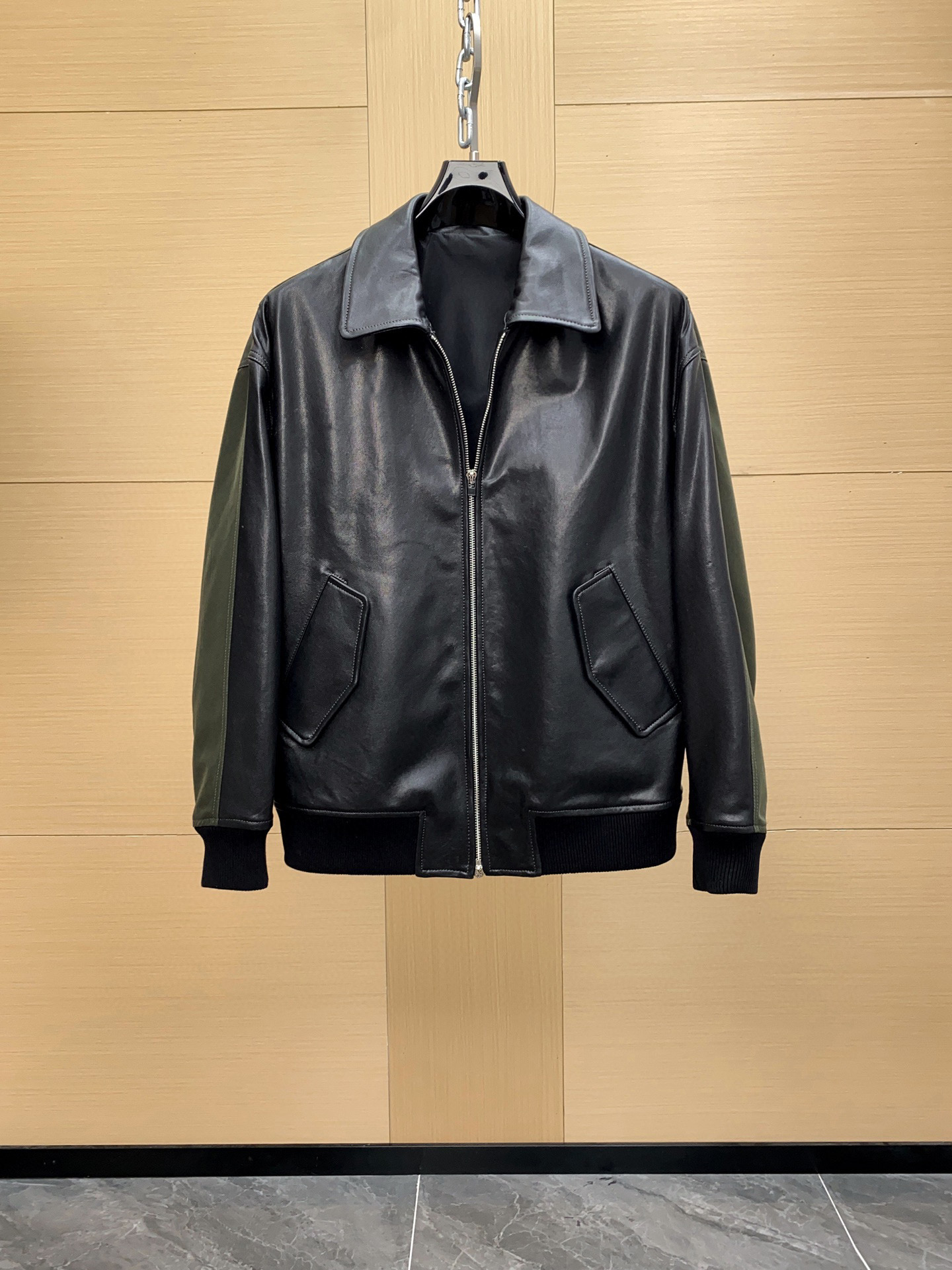 NO:754627,LOEWE's new 2025 autumn and winter men's sheepskin leather jackets make a shocking debut. Brown sheepskin imported from Australia is selected, and every inch of the leather is carefully selected to ensure its excellent quality and delicate touch. The unique old-fashioned color rubbing process adds retro charm and artistic flavor to the leather jacket, making it stand out among many clothing. The motorcycle suit design shows the toughness and unruliness of men, and perfectly interprets freedom and passion. LOEWE under the back collar  The brand logo is laminated on leather, highlighting the brand's luxury and sophistication, and is a symbol of identity and taste. The hem is equipped with a belt, which not only modifies the body shape, but also shows unique fashion ingenuity in details. This Loewe men's sheepskin leather jacket combines exquisite craftsmanship and cutting-edge design, making it an indispensable classic choice in your autumn and winter wardrobe. Whether it is on urban streets or important occasions, it can make you exude unparalleled charm and confidence. Size 48-56,,loewe,loewe,leather  jacket,sheepskin,Top Customize119860909罗意威 LOEWE 2025秋冬新款男士羊皮皮衣,震撼登场.  精选澳洲进口棕色绵羊皮,每一寸皮料都历经精心挑选,以确保其卓越品质与细腻触感.独特的做旧擦色工艺,为皮衣增添了复古韵味与艺术气息,使其在众多服饰中脱颖而出.  机车服版型设计,尽显男性的硬朗与不羁,完美诠释自由与激情.后衣领下方的 LOEWE 品牌标识贴皮,彰显品牌的奢华与精致,是身份与品味的象征.  下摆配备腰带,不仅能够修饰身形,更能在细节之处展现独特的时尚巧思.  这款罗意威男士羊皮皮衣,融合了精湛工艺与前沿设计,是您秋冬衣橱中不可或缺的经典之选.无论是在都市街头还是重要场合,它都能让您散发出无与伦比的魅力与自信. 码数48-56,,loewe,loewe,leather jacket,sheepskin,Top Customize1,Men's clothing