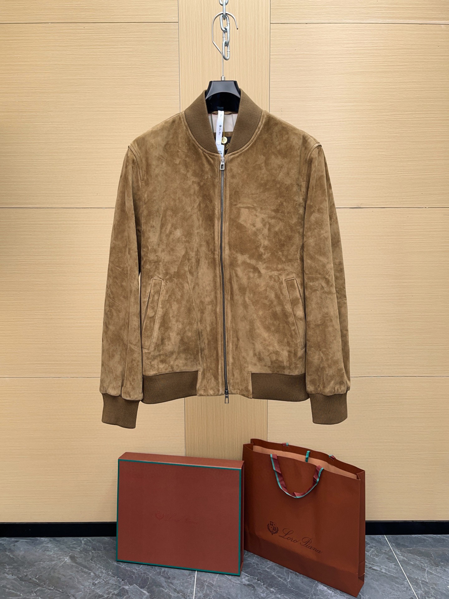 NO:697853,Ready for sale!  Loro Piana Men's suede zipper bomber jacket ｜ The brand's classic benchmark leather series. Full counter-level packaging Loro Piana  The Ivy bomber jacket is made of soft leather to accompany you through cold winters and sharp spring chills. It is a loyal companion in the changing seasons. The design is inspired by the iconic bomber jackets made of technical fabrics in the past. It is made of high-quality water-repellent suede, with a preppy collar and lightweight padding to further enhance the soft texture of the leather material. Simple lines and simple design highlight the beauty of the material. Imported kid suede. The leather embryo comes from limited production areas in Europe, with dense fibers and a delicate feel. The suede is processed  The full-grain polishing and light frosting process ensures that the surface pile is uniform and smooth, and feels as soft as velvet. The leather is treated with vegetable tanning + light fattening, which not only retains flexibility, but also improves durability and color fullness. The dyeing process uses dip dyeing + manual coloring techniques, and the dye reaches the depth of the fiber, making the overall color saturation high and with a natural layering.  Different from the common surface spray dyeing on the market, this process can ensure that the color remains uniform after long-term wear, and is not easy to fade or have obvious color differences. Differences from the ordinary version on the market: Leather grade Loro Piana uses suede, with finer fluff. The ordinary version mostly uses adult cowhide or two-layer suede, and the difference in feel and breathability is obvious. Dyeing depth: The top model is deep-dyed in the fiber, and most of the market is surface-coated, which is easy to fade and fluff. It feels shiny.  Branded models will show soft suede light and shadow under natural light, while ordinary versions are mostly dull matte. The leather with top-quality durable craftsmanship has better toughness and is not easy to harden and crack after long-term wear. The texture of the market version often deteriorates after a short time of use. The inner craftsmanship is high-count cotton and silky blended fabrics, breathable and skin-friendly, and avoids stuffiness when worn. The classic plaid weaving process not only improves the overall grade, but also ensures the stiffness and wear resistance of the interior.  Original custom-made horn buttons, engraved with the 'Piana' brand on the front, with a warm texture and natural luster. Exclusive custom-made hardware zippers, engraved with the brand logo, with smooth teeth and strong durability. The cuffs & hem are made of Wish virgin wool knitted ribbing, which has good elasticity and fits the wrist and waist, which is comfortable and can effectively maintain the silhouette.,,loro piana,jackets & coats,cowhide,sheepskin,Top Customize119860909现货发售！Loro Piana 诺悠翩雅男装绒面革拉链飞行员夹克 ｜ 品牌的经典标杆级皮革系列. 专柜级全套包装 Loro Piana Ivy飞行员夹克采用柔软皮革制成,陪伴您度过寒冷冬日和料峭春寒,是四季变换的忠实伴侣.设计灵感源自过去采用科技面料制作的标志性飞行员夹克,采用优质防泼水绒面革制成,配以学院风衣领和轻盈填充物,进一步提升皮革材质的柔软质感.简洁线条和简约设计彰显材质之美. 进口 小山羊绒面革.皮胚来自欧洲限定产区,纤维致密且手感细腻.绒面经过 全粒面打磨与轻磨砂工艺,确保表层绒毛均匀、顺滑,触感如丝绒般柔和.皮革经 植物鞣+轻度加脂工艺 处理,既保留了柔韧性,又提升了耐用度和色泽饱满度. 染色工艺使用 浸染+ 手工上色 技法,染料直达纤维深处,使得整体颜色饱和度高,并具备自然的层次感. 与市面常见的表面喷涂染色不同,这种工艺能保证长期穿着后依旧保持色泽均匀,不易掉色或出现明显色差. 与市面普通版本的区别 皮胚等级Loro Piana 采用小山羊皮,绒毛更细腻,普通版本多使用成年牛皮或二层翻毛,手感与透气性差距明显. 染色深度 顶级款为纤维深层浸染,市面多数为表面涂层,容易褪色、起毛.触感光泽 品牌款在自然光下会呈现柔和的绒面光影,而普通版本多为死板的哑光 .耐用性顶级工艺的皮料韧性更佳,久穿不易硬化开裂,市面版往往使用时间短后质感下降. 内里工艺 高支棉质与丝滑混纺面料,透气亲肤,避免穿着闷感.经典格纹织造工艺,既提升整体档次,也保证了内里的挺括度与耐磨性. 原版定制牛角纽扣,正面刻有 “ Piana” 品牌字样,质感温润,光泽自然.专属定制五金拉链,刻有品牌 Logo,齿口打磨顺滑,坚固耐用.袖口 & 下摆 采用 Wish 初剪羊毛针织罗纹,弹性佳、贴合手腕腰身,既舒适又能有效保持廓形.,,loro piana,jackets & coats,cowhide,sheepskin,Top Customize1,Men's clothing