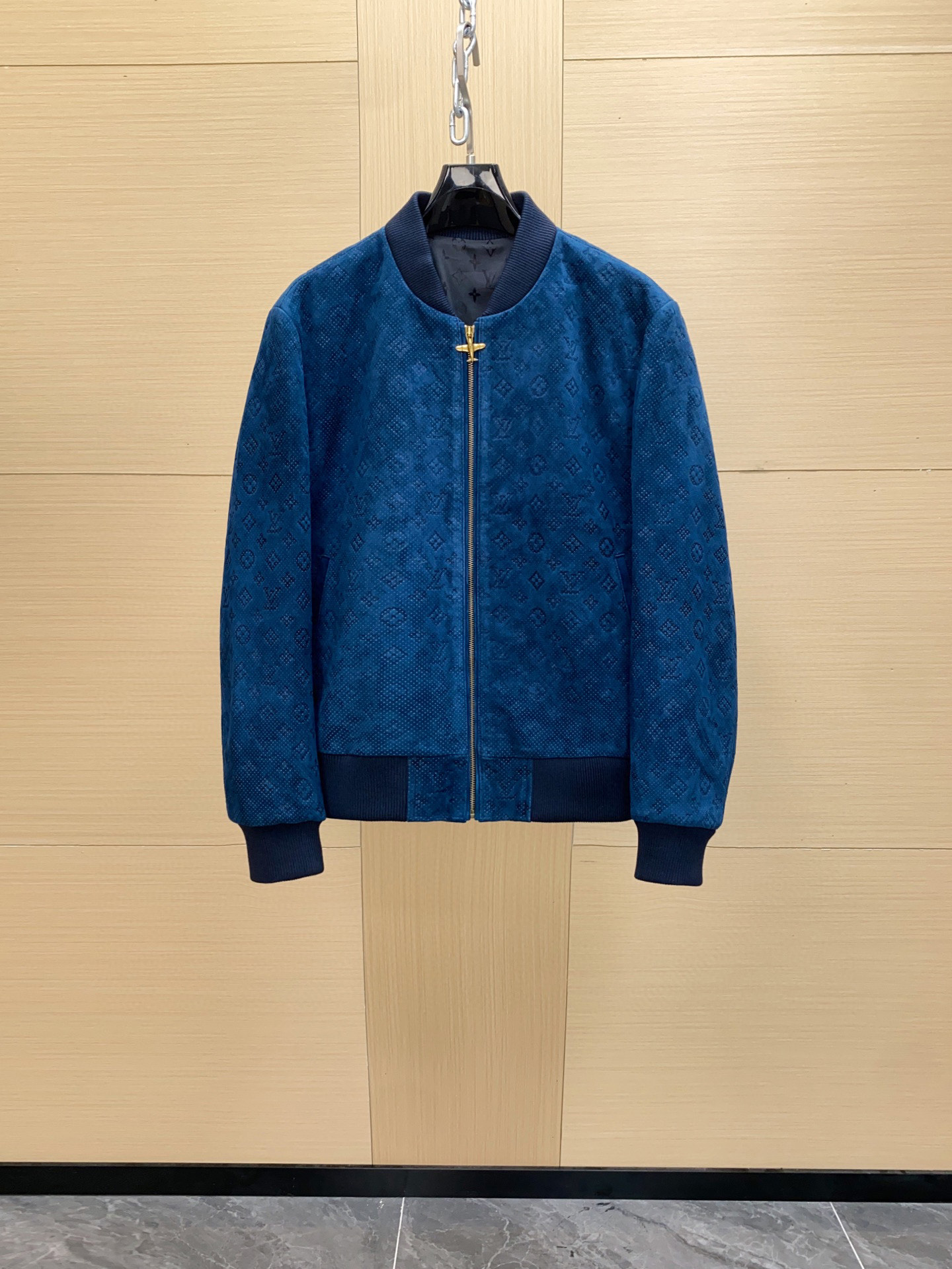 NO:675051,Louis Vuitton's 2025 autumn and winter new men's suede sheepskin jacket is shockingly unveiled. It is a blend of classics and innovation, and every detail demonstrates the brand's profound heritage and excellent craftsmanship. This jacket is made of suede sheepskin imported from New Zealand. The leather is fine and soft, with natural luster and texture. It is not only skin-friendly to the touch, but also has excellent wear resistance. It can gradually form a unique 'skin texture memory' in daily wear, witnessing every wonderful journey you take.  The high collar design is a highlight of this jacket, which not only continues Louis Vuitton's keen insight into fashion, but is also practical. The high collar can effectively resist the cold wind and bring you warmth and care in autumn and winter. At the same time, the simple and smooth lines create a neat and capable image. Whether it is a business negotiation or a casual gathering, it can make you confident and show your extraordinary temperament. The eye-catching LV on the chest  LOGO embroidery uses exquisite craftsmanship, the embroidery threads are even and fine, and the colors are full and lasting. It presents the brand logo in an artistic form, showing luxury in a low-key manner. It inadvertently becomes the focus of the visual, and is a symbol of your identity and taste.  From material selection to production, every process embodies the efforts and wisdom of Louis Vuitton craftsmen, strictly following the brand's high-quality standards. This jacket is not only a piece of clothing, but also a fashionable work of art, integrating Louis Vuitton's persistent pursuit of fashion and unremitting insistence on quality. In this autumn and winter, wear Louis Vuitton's new suede sheepskin jacket and start your own fashion journey with a unique fashion attitude. Size 48-56, louis vuitton, louis  vuitton,jackets & coats,sheepskin,Top Customize119860909路易威登2025秋冬新款男士反绒羊皮夹克震撼登场,它是经典与创新的交融,每一处细节都彰显着品牌的深厚底蕴与卓越匠心.  这款夹克精选新西兰进口反绒羊皮,皮质细腻柔软,拥有自然的光泽与质感,不仅触感亲肤,更具备出色的耐磨性,在日常穿着中能逐渐形成独特的“皮纹记忆”,见证您的每一段精彩旅程.  高领设计是这款夹克的一大亮点,既延续了路易威登对时尚的敏锐洞察,又兼具实用性.高领能够有效抵御寒风侵袭,为您在秋冬季节带来温暖呵护；同时,简洁流畅的线条塑造出利落干练的形象,无论是商务洽谈还是休闲聚会,都能让您自信满满,展现非凡气质.  胸前醒目的LV LOGO绣花,采用精湛工艺,绣线均匀细密,色彩饱满持久,将品牌标识以艺术化的形式呈现,低调中尽显奢华,不经意间成为视觉焦点,是您身份与品味的象征.  从选材到制作,每一道工序都凝聚着路易威登工匠们的心血与智慧,严格遵循品牌的高品质标准.这款夹克不仅是一件衣物,更是一件时尚艺术品,融入了路易威登对时尚的执着追求和对品质的不懈坚守.  在这个秋冬,穿上路易威登新款反绒羊皮夹克,以独特的时尚态度,开启属于您的潮流之旅 . 码数48-56,,louis vuitton,louis vuitton,jackets & coats,sheepskin,Top Customize1,Men's clothing