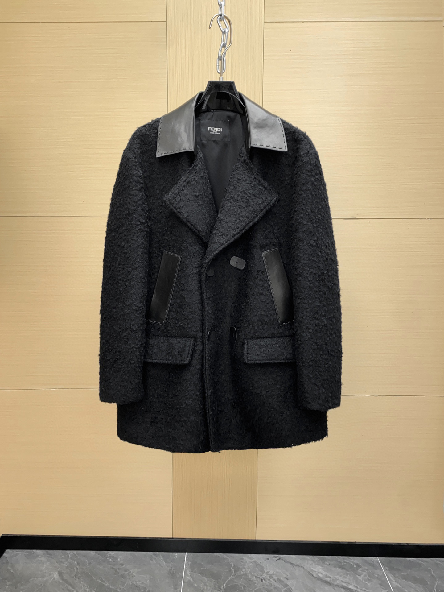 NO:675053,FENDI Fendi's new autumn and winter men's wool coat. With its excellent quality and unique design, this Fendi coat highlights the extraordinary charm of the Fendi brand. It is carefully made of black Australian wool. Australian wool is famous for its delicate texture and excellent thermal insulation performance, bringing unparalleled warmth and comfort to the wearer in the cold autumn and winter seasons. The mid-length coat is both classic and fashionable. It can perfectly modify the male figure and show an elegant style. Whether in business occasions or social activities, this coat can make you the center of attention. It is worth mentioning that the collar and bag mouth are spliced with black sheepskin. The delicate texture of sheepskin and the warmth of wool complement each other, adding a sense of luxury and sophistication to the entire coat. This unique design detail not only reflects the Fendi brand's persistent pursuit of quality, but also demonstrates the designer's ingenuity and innovation. In addition, the special sheepskin buttons are also a highlight of this coat. These buttons are carefully designed and crafted not only to have practical functions, but also as a decorative element. They complement the overall style of the coat, adding elegance and taste to the entire look. FENDI The new autumn and winter men's wool coat is the perfect combination of fashion and quality. It is not only a piece of clothing, but also a reflection of an attitude towards life. Choosing this coat means choosing a high-quality lifestyle.,,fendi,fendi,sheepskin,Top Customize119860909FENDI 芬迪 秋冬新款男士羊毛大衣.  芬迪这款大衣以其卓越的品质和独特的设计,彰显着芬迪品牌的非凡魅力.它采用黑色澳洲羊毛精心打造,澳洲羊毛以其细腻的质地和出色的保暖性能著称,为穿着者在寒冷的秋冬季节带来无与伦比的温暖与舒适.  中长款的大衣版型,既经典又时尚,能够完美地修饰男性的身材线条,展现出优雅大气的风范.无论是在商务场合还是社交活动中,这款大衣都能让你成为众人瞩目的焦点.  值得一提的是,领子和袋口拼接了黑色羊皮.羊皮的细腻质感与羊毛的温暖相得益彰,为整个大衣增添了一份奢华与精致.这种独特的设计细节,不仅体现了芬迪品牌对品质的执着追求,更展现了设计师的巧思与创新.  此外,特殊的羊皮纽扣也是这款大衣的一大亮点.这些纽扣经过精心设计和制作,不仅具有实用功能,更是一种装饰元素.它们与大衣的整体风格相得益彰,为整个造型增添了一份优雅与品味.  FENDI 秋冬新款男士羊毛大衣,是时尚与品质的完美结合.它不仅是一件衣服,更是一种生活态度的体现.选择这款大衣,就是选择了高品质的生活方式.,,fendi,fendi,sheepskin,Top Customize1,Men's clothing