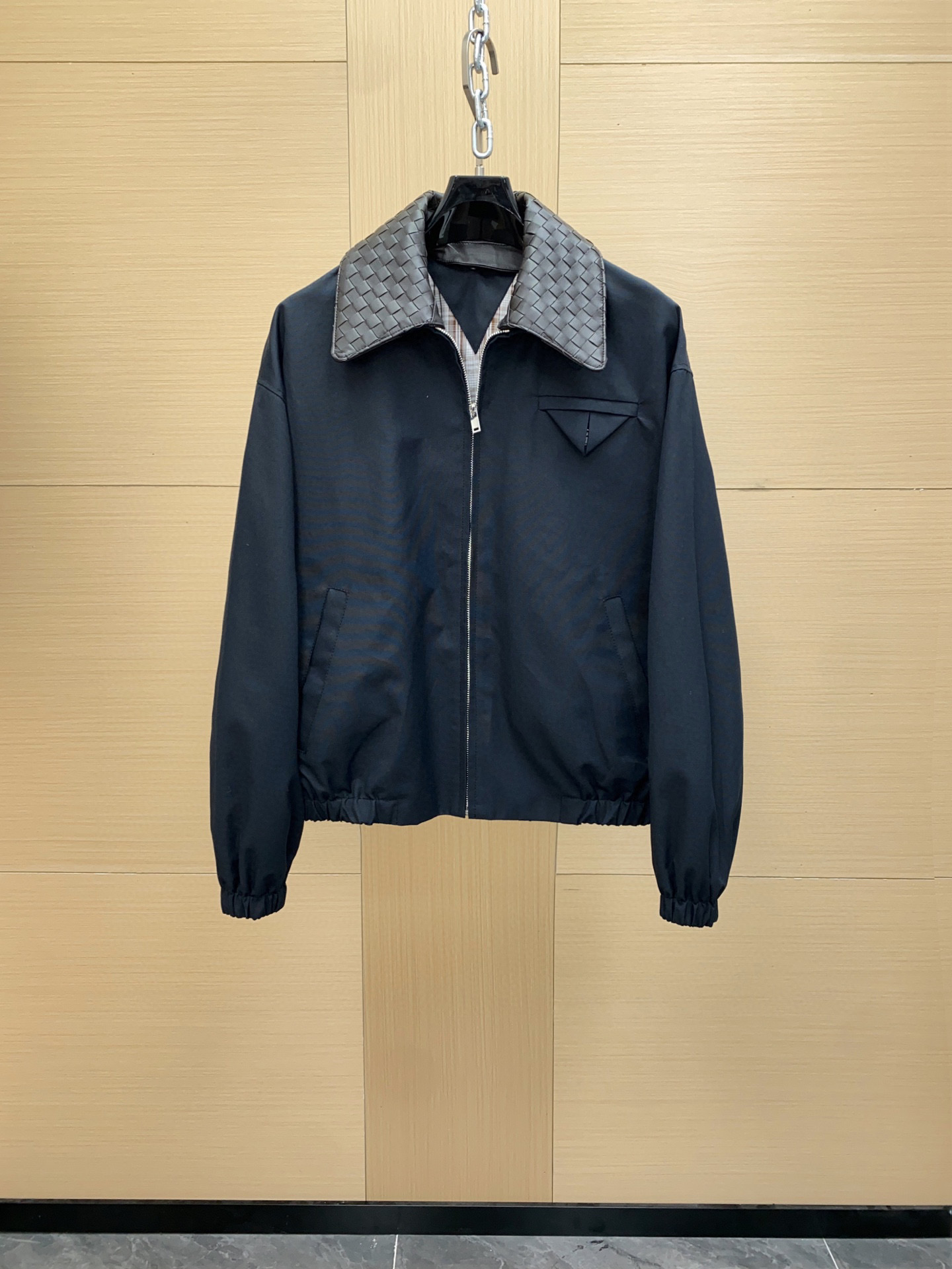 NO:675055,BV 25FW Removable Woven Sheepskin Collar Jacket Old Money Style Jacket Technical Cotton Canvas Jacket - Kimono Construction Removable Intrecciato Leather Collar - Zip Closure - Lined Items - Regular Fit Material 60 Cotton, 40 Polyamide Color Midnight Blue Sizes 44-52,,bottega veneta,jackets & coats,jackets & coats,sheepskin,Top Customize119860909BV 25FW 可拆卸编织羊皮领夹克老钱风外套 科技棉帆布夹克- 和服结构 可拆卸的Intrecciato皮革衣领- 拉链开合- 带衬里的物品-常规版型材料 60棉,40聚酰胺颜色午夜蓝 尺码44-52,,bottega veneta,jackets & coats,jackets & coats,sheepskin,Top Customize1,Men's clothing