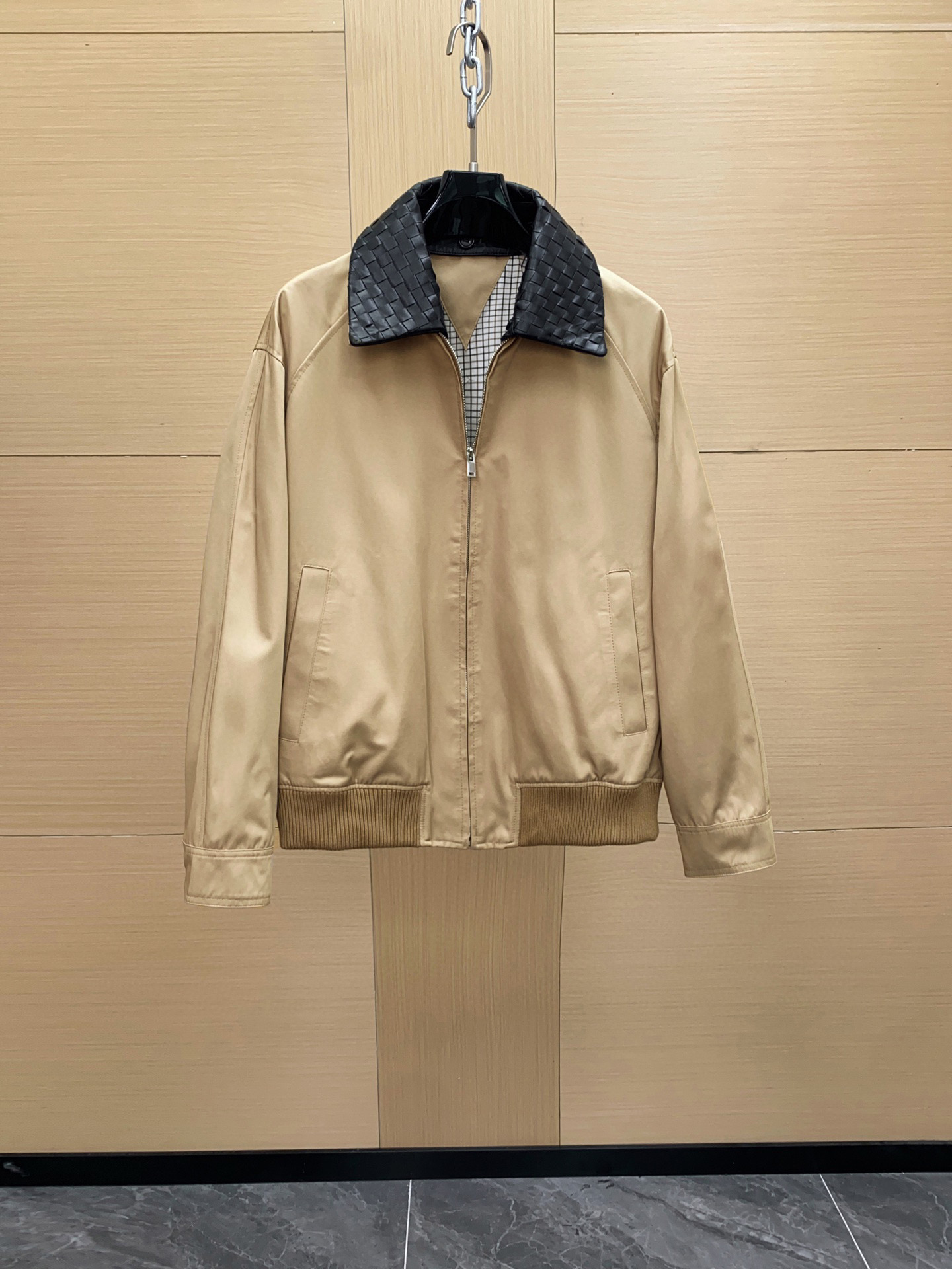 NO:675057,BV 25FW Removable woven shearling collar jacket Old money style jacket Technical cotton canvas jacket - Kimono construction Removable Intrecciato leather collar - Zip closure - Lined items - Regular fit Material 60 cotton, 40 polyamide Sizes 48-58,,bottega veneta,jackets & coats,jackets & coats,sheepskin,Top Customize119860909BV 25FW 可拆卸编织羊皮领夹克老钱风外套 科技棉帆布夹克- 和服结构 可拆卸的Intrecciato皮革衣领- 拉链开合- 带衬里的物品-常规版型材料 60棉,40聚酰胺 尺码48-58,,bottega veneta,jackets & coats,jackets & coats,sheepskin,Top Customize1,Men's clothing