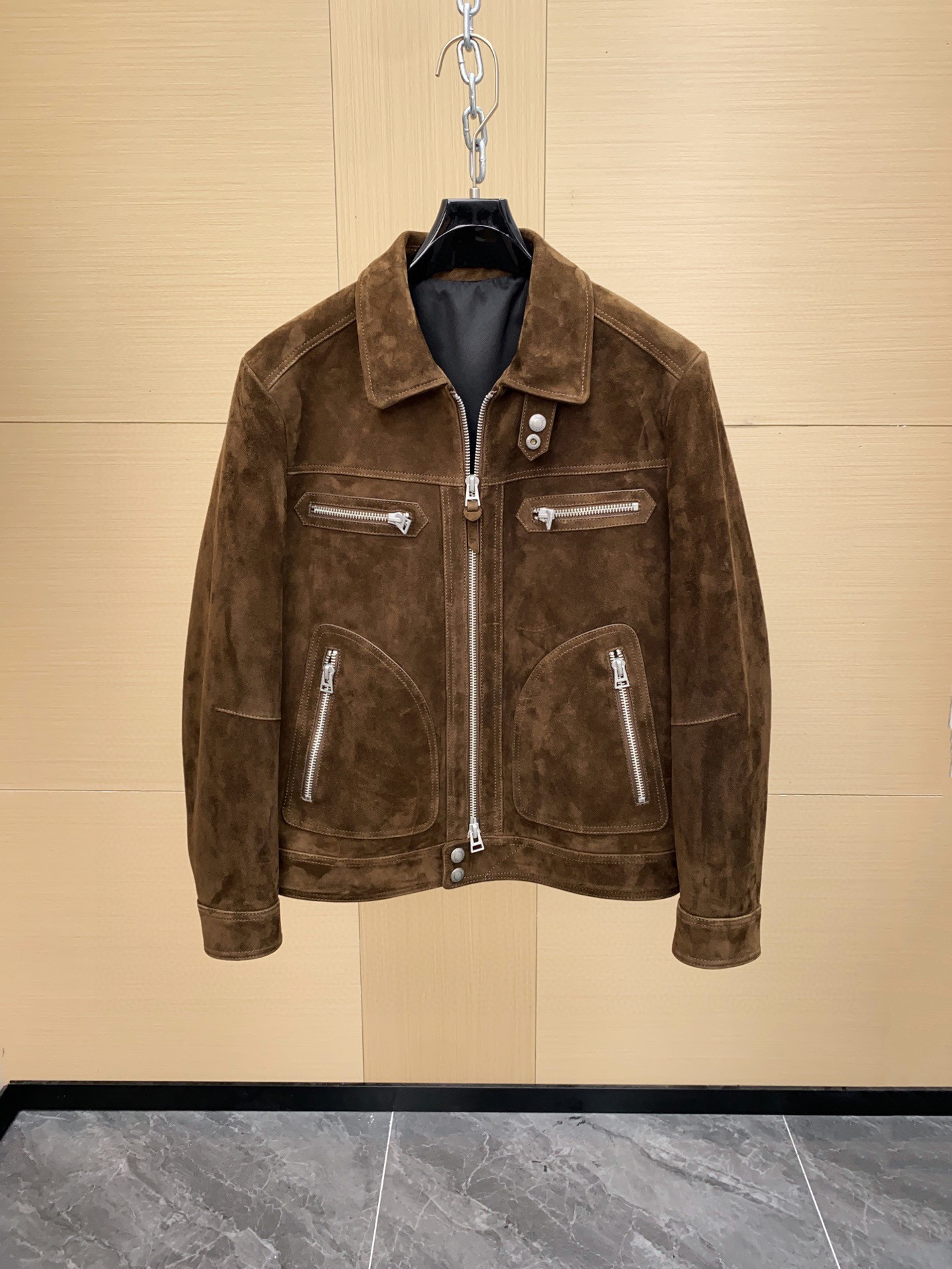NO:675714,Ready for sale!  TomFord's new leather jacket. The fabric is imported first-layer cowhide spliced ​​with imported mixed sheepskin suede. The leather feels very good and very fleshy. The denim jacket has a great upper body effect. Customer-supplied hardware. Sizes 48 to 56,,tom ford,jackets & coats,jackets & coats,leather jacket,cowhide,sheepskin,Top Customize119860909现货发售！TomFord新款皮衣外套 面料甄选进口头层牛皮拼接了进口混种羊皮绒面 皮质手感非常好 很有肉感 牛仔夹克的版型 上身效果超赞 客供五金 尺码48一56,,tom ford,jackets & coats,jackets & coats,leather jacket,cowhide,sheepskin,Top Customize1,Men's clothing