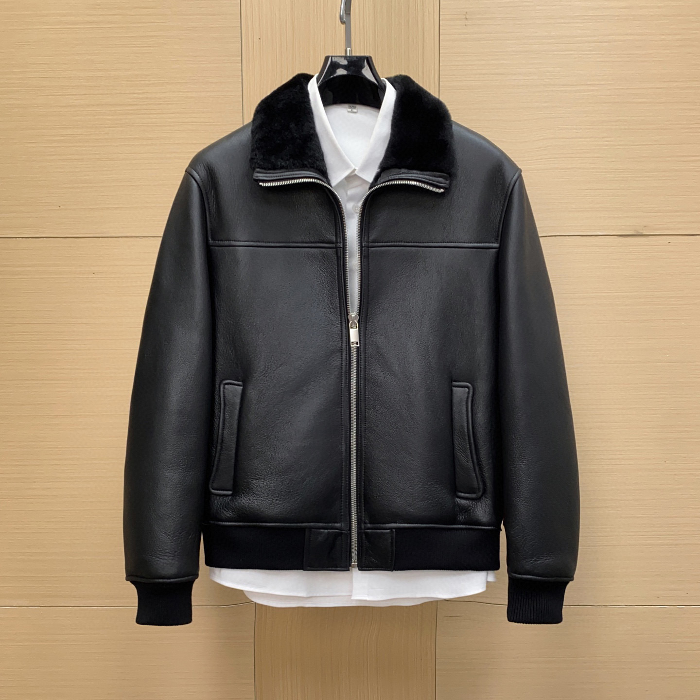 NO:675067,Ready for sale!  Prada men's fur all-in-one bomber jacket, black sheep fur all-in-one + lambswool lapel, warm and textured!  Classic bomber jacket style, zipper closure + lapel design, practical and fashionable. Skin-friendly wool inside, windproof outer layer, very suitable for autumn and winter wear. The details include triangle logo and three-thread thick stitching, exquisite craftsmanship. It can be easily managed for commuting, business and leisure, and it is very stylish when paired with a shirt or sweater. It is a must-have item in the autumn and winter wardrobe!  Size 48-58,,prada,jackets & coats,shirts,sheepskin,Top Customize119860909现货发售！Prada男士皮毛一体飞行员夹克,黑色绵羊皮毛一体+羊羔毛翻领,保暖又有质感！经典飞行员夹克版型,拉链开合+翻领设计,实用又时髦.内里亲肤羊毛,外层防风,秋冬穿超合适.细节有三角牌标志和三线粗线拼接,工艺精致.通勤、商务休闲都能轻松驾驭,搭配衬衫或针织衫都很有型,是秋冬衣橱必备单品！尺码48-58,,prada,jackets & coats,shirts,sheepskin,Top Customize1,Men's clothing