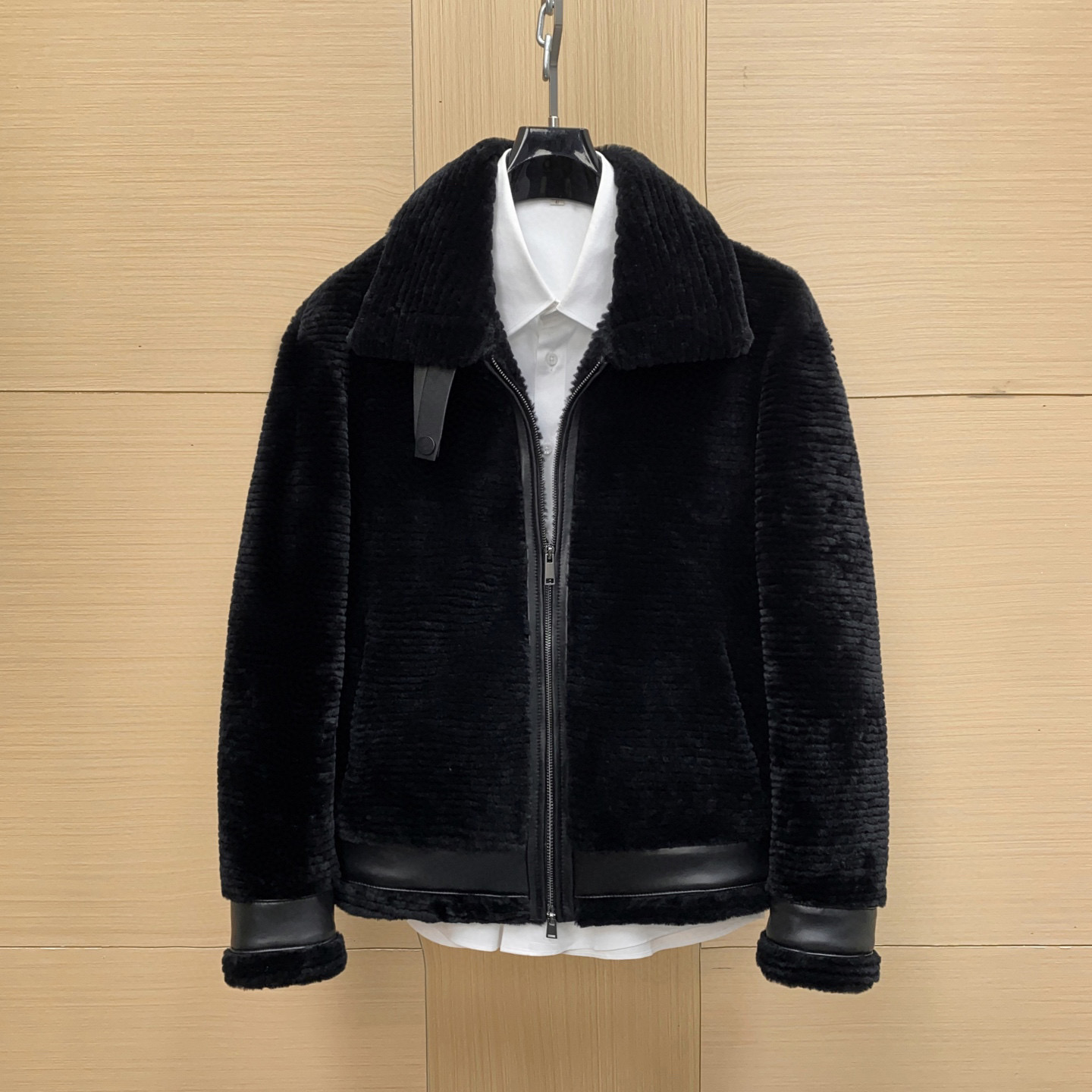 NO:675049,Ready for sale!  Giorgio Armani men's fur jacket is made of fur-integrated material, luxurious and warm, perfect for autumn and winter!  Simple tailoring + black tone, low-key elegance, full of urban feel. Soft lining, comfortable to wear, very stylish with wool pants or casual pants, can be easily used for commuting, business, and festivals. Exquisite details, high-end texture, it is a must-have item in the wardrobe of mature men!  Size 48-58,,armani,jackets & coats,Top Customize119860909现货发售！Giorgio Armani男士皮毛夹克,采用皮毛一体材质,奢华又保暖,秋冬穿超合适！简约剪裁+黑色调,低调优雅,都市感满满.内衬柔软,穿着舒适,搭配羊毛裤或休闲裤都很有型,通勤、商务、节日都能轻松驾驭.细节精致,质感高级,是轻熟男士衣橱必备单品！尺码48-58,,armani,jackets & coats,Top Customize1,Men's clothing