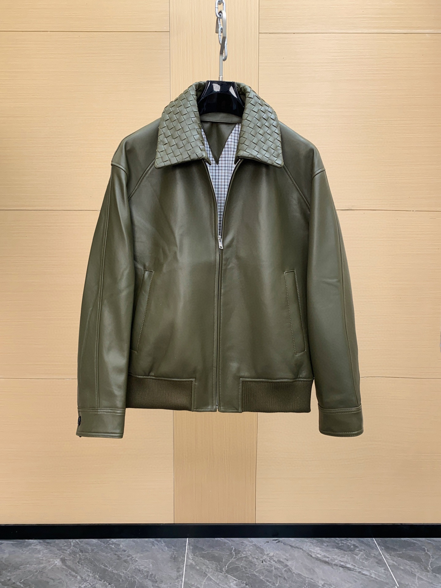 NO:675368,This jacket comes from the Italian luxury brand Bottega Veneta. It is made of soft sheepskin and has a low-key and textured military green tone. The neckline has detachable hand-woven details and is highly recognizable. The jacket has a simple shape, a zipper design for easy putting on and taking off, a loose waist, and ribbed cuffs and hem. It is comfortable and practical. It can be easily used for commuting and on the street. It is a popular item for 'high-end wear' in the fashion circle in recent years, with both coolness and sophistication. Sizes 48-56, Bottega  veneta,jackets & coats,sheepskin,Top Customize119860909这款夹克来自意大利奢侈品牌Bottega Veneta,采用柔软绵羊皮,军绿色调低调有质感.领口可拆卸手工编织细节,辨识度超高.夹克版型简洁,拉链设计方便穿脱,腰部宽松,袖口和下摆罗纹收口,舒适又实用.通勤、街头都能轻松驾驭,是近年时尚圈“高级感穿搭”热门单品,兼具酷感与精致感 尺码48-56,,bottega veneta,jackets & coats,sheepskin,Top Customize1,Men's clothing