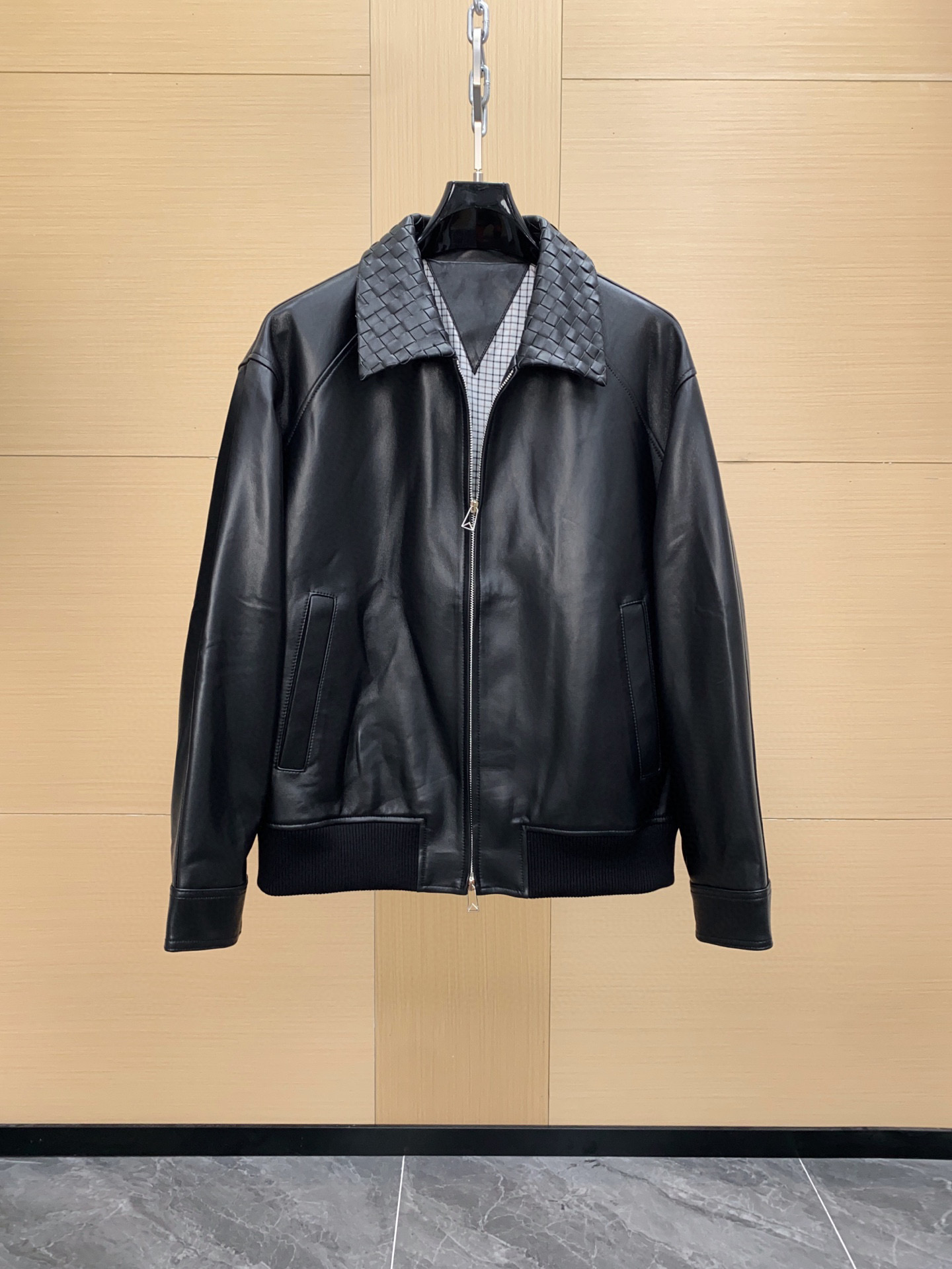 NO:675372,Bottega Veneta's men's jacket is made of soft black genuine leather. The collar is made of classic intrecciato weaving technology, which is low-key and recognizable. The jacket-style silhouette has a loose waist, simple cuffs, and ribbed hem. It is comfortable and practical. In autumn and winter, it can be paired with casual pants or formal wear, easily switching between daily high-end or yuppie style. It is a hard-core item to enhance the look and texture!  Sizes 48-56,,bottega veneta,jackets & coats,Top Customize119860909Bottega Veneta这款男士夹克,选用柔软黑色真皮,领口是经典Intrecciato编织工艺,低调又有辨识度.夹克式廓形,腰部宽松,袖口简洁,下摆罗纹收口,舒适又实用.秋冬季节可搭配休闲裤或正装,轻松切换日常高级感或雅痞风,是提升造型质感的硬核单品！尺码48-56,,bottega veneta,jackets & coats,Top Customize1,Men's clothing