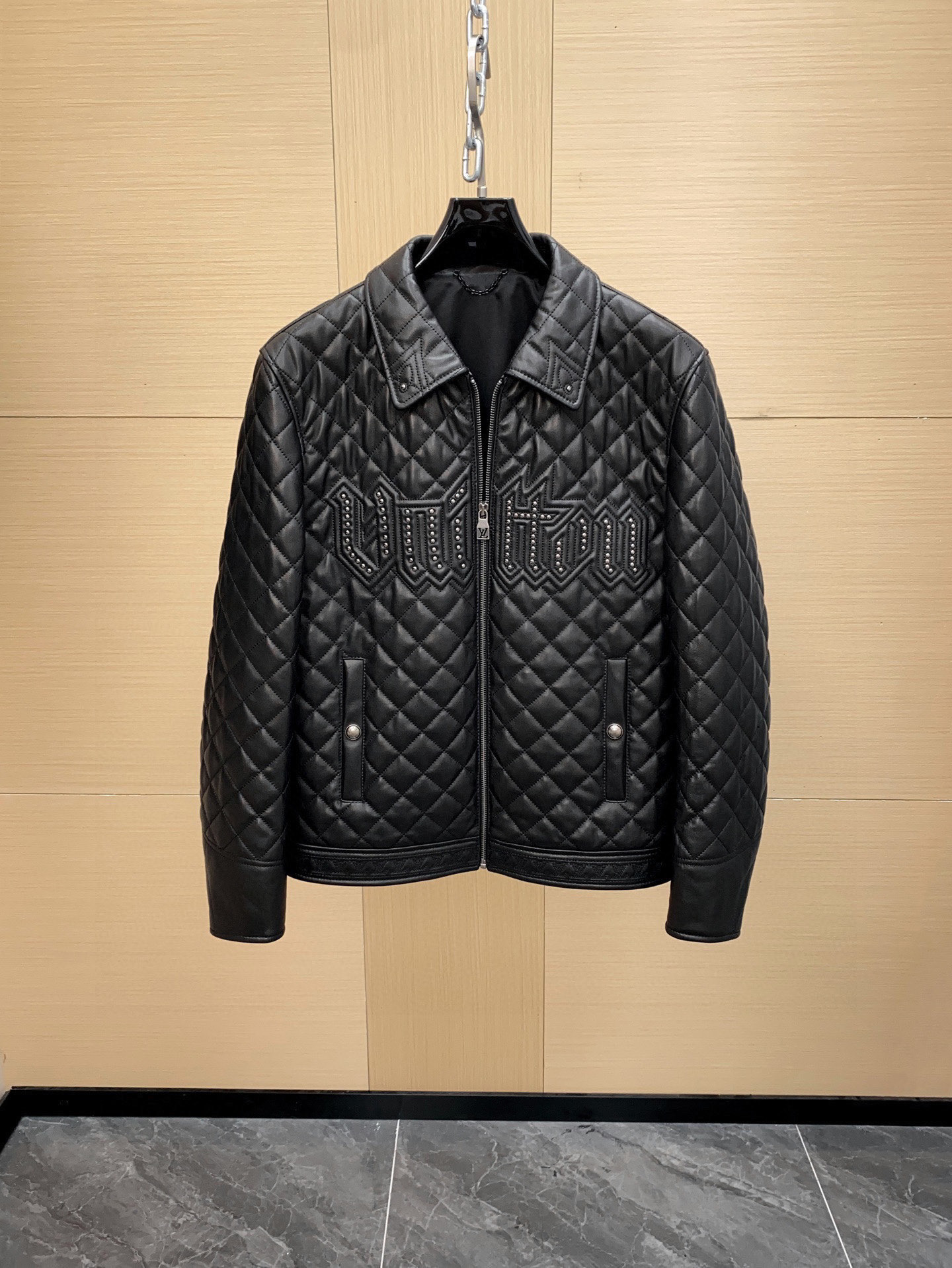 NO:675352,Ready for sale!  1V 25fw Men's Jacket Nappa Leather Biker Style Special LV Beaded Logo Leather Jacket This black nappa leather jacket showcases the brand's craftsmanship. This one-of-a-kind biker style jacket features diamond stitching and the gothic-style LV logo on the front. Signature stitching of the LV initials on the bottom, echoed in sophisticated cursive on the back. Nappa Lambskin Color Black Quilted Leather Gunmetal Metal Parts Light Lining Zip Closure  Raised buttons on side pockets and cuffs Signature quilted pattern at chest with black beading Signature quilted pattern at back Signature stitching at bottom for comfortable fit Sizes 48-56,,louis vuitton,jackets & coats,leather jacket,sheepskin,Top Customize119860909现货发售！1V 25fw 男士夹克纳帕皮机车风格特LV珠饰标志皮衣 这款黑色纳帕皮夹克彰显了品牌的精湛工艺.这款独一无二的机车风夹克正面饰有菱形缝线和哥特式风格的LV标志.底部饰有LV 首字母缩写的标志性缝线,背面则以精致的草书形式与之呼应. 纳帕小羊皮 颜色黑色 绗缝皮革 枪灰色金属部件 轻衬里 拉链开合 侧袋和袖口上的凸形纽扣 胸前的标志性绗缝图案配以黑色珠饰 背面的标志性绗缝图案 底部的标志性缝线舒适合身 尺码48-56,,louis vuitton,jackets & coats,leather jacket,sheepskin,Top Customize1,Men's clothing