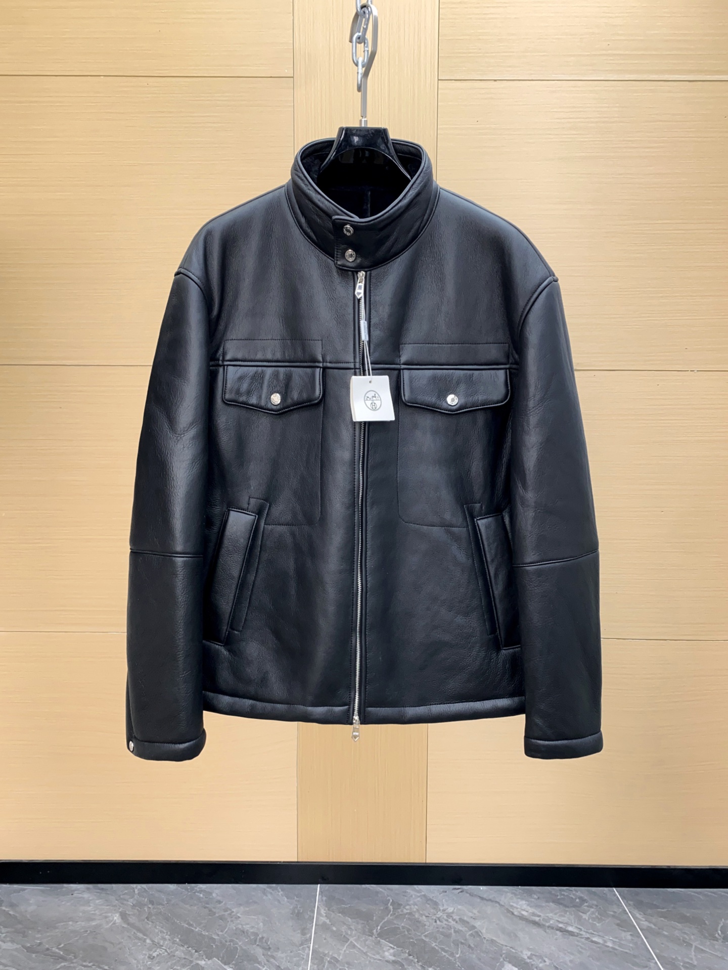 NO:675597,Hermès new fur-in-one; original ecological leather body fabric; imported fur-in-one!  Made of imported original ecological leather!  The quality of the leather is quite high. You can study it when you receive it. The whole piece is worthy of appreciation in all aspects of fabric, leather, wiring and craftsmanship. It has a low-key and emphasized attitude. This fur exudes the charming charm of retro. The novel and soft subtle color difference pattern presents a unique feature. Hem, imported thread decoration on hood collar, size 48-56, hermes, hats, Top Customize19860909爱马仕 新品皮毛一体；原生态皮面衣身面料；进口皮毛一体！采用进口原生态皮料！皮料品质相当高级 收到货可以研究一下,整件从面料、皮质、走线 工艺方方面面都可以值得品味 低调有强调的态度出来了. 这款皮毛一体流露复古的迷人魅力.新颖而柔和的微妙色差图案呈现别具一格的特色.下摆 帽领进口螺纹装饰 尺码48-56,,hermes,hats,Top Customize1,Men's clothing