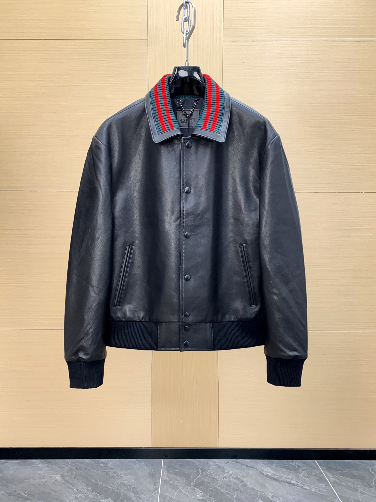 NO:675605,Gucci new autumn and winter products retro classic leather jacket imported from New Zealand lambskin!  Simple and low-key, with original hardware, it can be used for leisure or business. A good style that will not go out of style for ten years!  48-56,,gucci,jackets & coats,sheepskin,Top Customize119860909Gucci 秋冬新品 复古经典皮夹克 新西兰进口小羊皮！简约低调,原版五金,可休闲可商务. 穿十年都不过时的好款！ 48-56,,gucci,jackets & coats,sheepskin,Top Customize1,Men's clothing