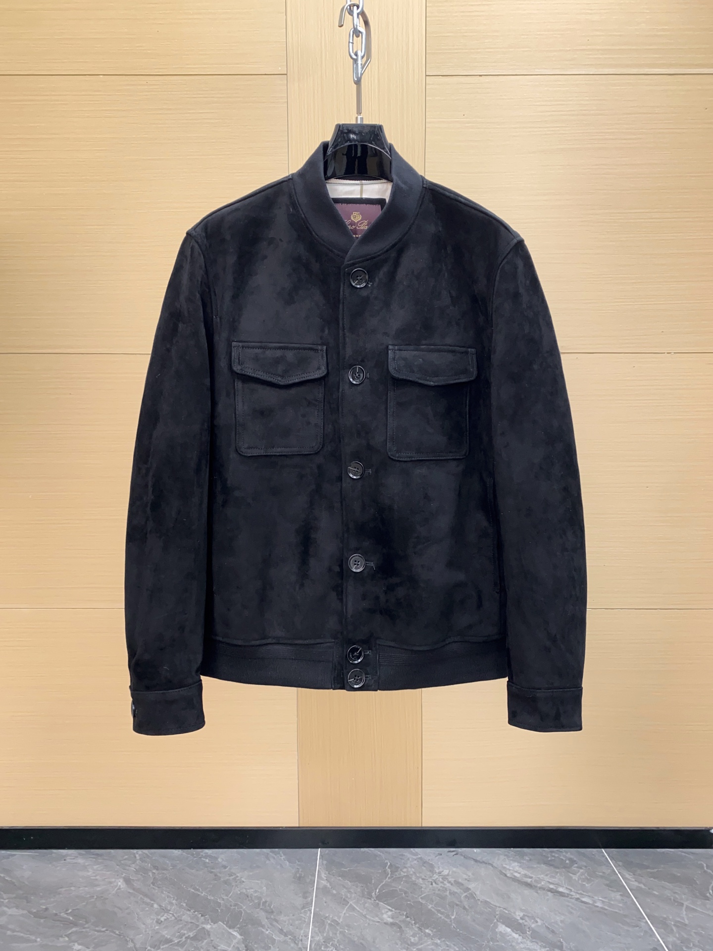 NO:675600,25 years of leather clothing benchmark｜Loro Piana old money style suede leather jacket, customized genuine leather. The most premium version on the Internet. Loro Piana is amazing!!!  The neatly tailored jacket has smooth lines that highlight the elegant style; it is soft and skin-friendly, and every inch is full of sophistication. The classic color matching is intertwined with innovative styles, and the ingenuity in the details shows the quality from buttons to stitching. Whether it is business travel or holiday leisure, this season's new products are easy to handle. Come and join me to start this autumn and winter fashion luxury feast, and embrace elegance in advance!  ,,loro piana,jackets & coats,leather jacket,chamois leather,Top Customize11986090925年的皮衣标杆｜Loro piana 老钱风麂皮绒皮衣外套 真皮定制 . 全网最鼎级版本 . Loro Piana 太绝啦!!! 利落剪裁的外套,流畅线条彰显高雅格调；软糯亲肤,每一寸都写满精致.经典配色与创新款式交织,细节处的匠心独运,从纽扣到缝线皆品质尽显.无论是商务出行还是假日休闲,这季新品都能轻松拿捏.快来和我一起开启这场秋冬时尚奢华盛宴,提前拥抱优雅吧！,,loro piana,jackets & coats,leather jacket,chamois leather,Top Customize1,Men's clothing