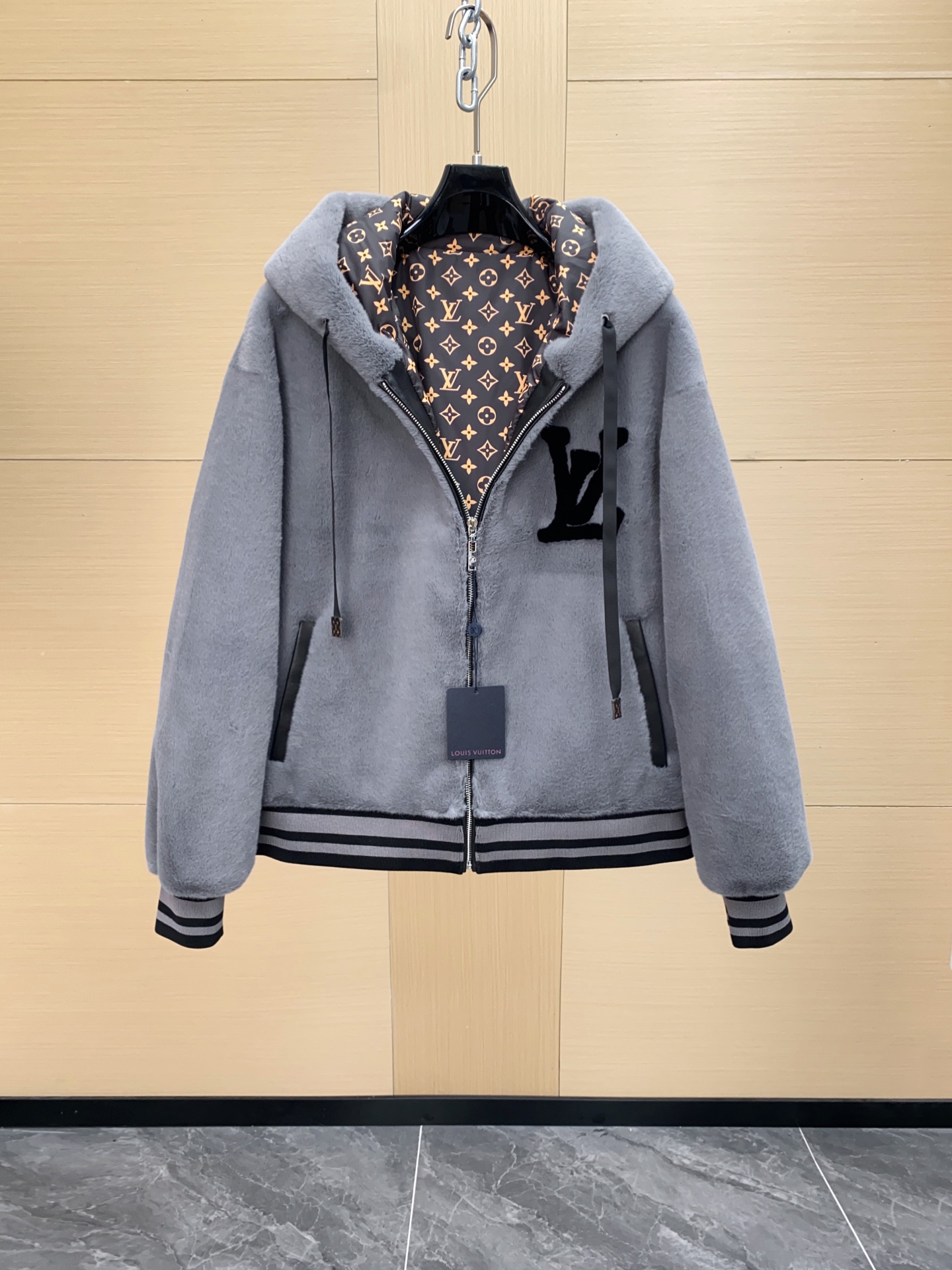 NO:675601,1V/Donkey brand men's short hooded gold mink fur hooded design!  Fade-dyed printed brand logo on the chest. Original version. Good effect on the upper body. High warmth factor. Sizes 48-56, Louis Vuitton, hats, Top Customize198609091V/驴牌同款男士短款连帽金貂绒皮草 连帽设计！胸口褪染印花品牌logo 原版版型 上身效果佳 保暖系数高 尺码48-56,,louis vuitton,hats,Top Customize1,Men's clothing