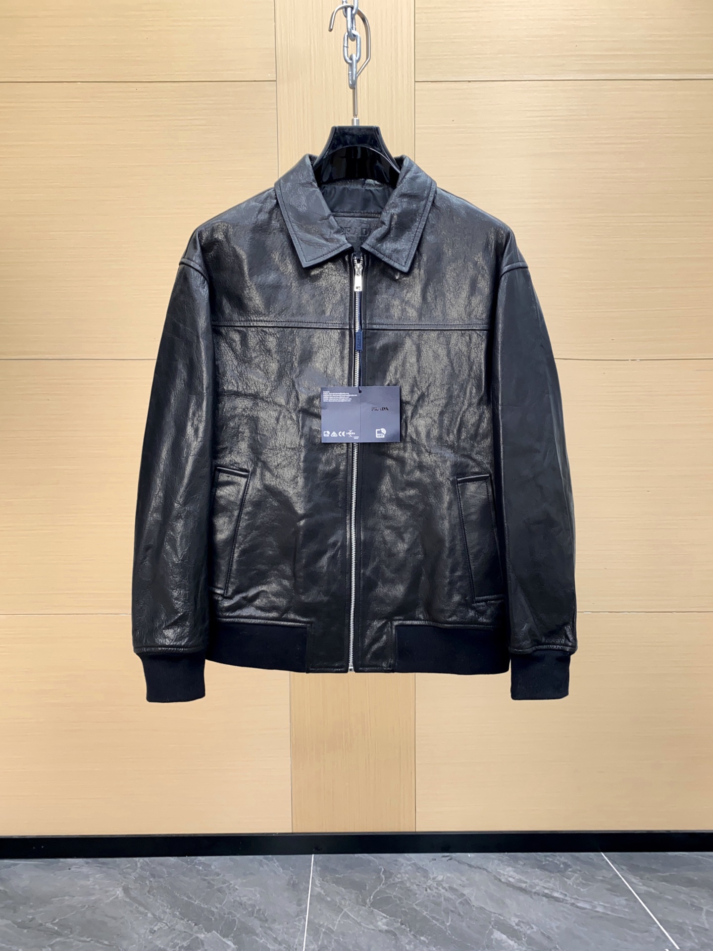 NO:675598,Prada's black sheepskin jacket is made of lambskin imported from New Zealand!  The texture is high-end and low-key, with retro brand lettering horn buttons + topstitch details, full of three-dimensionality. The multi-pocket design is practical and stylish, and the box-shaped silhouette can be easily used for business or leisure. The velvet fabric is stiff and has a great atmosphere in autumn and winter. It goes well with suit pants or jeans!  It can be used for commuting, daily life, and light formal occasions. It is one of the popular items in the spring and summer of 2025 ~ sizes 48-56, prada, jeans, jackets & coats, business suit, sheepskin, Top Customize19860909Prada这款黑色羊皮夹克, 采用新西兰进口小羊皮！质感高级又低调,复古品牌刻字牛角扣+明线细节,立体感满满.多口袋设计,实用又有型,箱型廓形剪裁,商务or休闲都能轻松驾驭.丝绒面料硬挺,秋冬穿超有氛围感,搭配西装裤或牛仔裤都很出彩！通勤、日常、轻正式场合都能hold住,是2025春夏热门单品之一～尺码48-56,,prada,jeans,jackets & coats,business suit,sheepskin,Top Customize1,Men's clothing