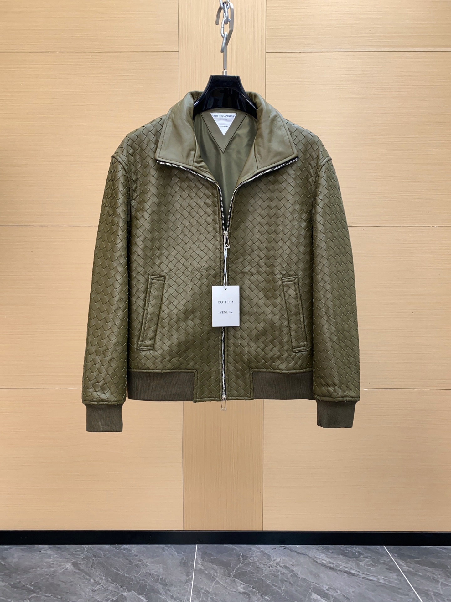 NO:675606,BV2025 Men's New Sheepskin Jacket On the fashion stage, Bottega Veneta has always been synonymous with low-key luxury and excellent craftsmanship. In the autumn and winter of 2025, the brand once again made efforts to launch a new men's sheepskin jacket, which perfectly integrates classics and innovation, bringing a new fashion experience to men who pursue quality life.  The dark brown sheepskin imported from Australia is the soul of this jacket. The dark brown color has a retro and mysterious temperament, which is different from the regular black and brown leather jackets, adding a sense of uniqueness and depth to the wearer. This color is calm and unobtrusive, showing taste in a low-key manner, and has a delicate luster under different lights, as if telling the story of years of precipitation.  The whole body is made of weaving technology, which is Bottega Veneta's signature Intrecciato weaving technology. The leather is cut into thin strips and then woven by craftsmen with exquisite handwork. Every texture and every intertwining point embodies the brand's persistence in traditional craftsmanship and unremitting pursuit of ultimate quality. This weaving not only gives the jacket a unique visual beauty, but also brings a soft and tough wearing experience, with both texture and comfort.  From a design point of view, it continues Bottega Veneta's consistent simple style without too many complicated decorations. It only outlines a neat silhouette with smooth lines. It can adapt to various body types and show men's ability and confidence. Whether it is paired with a simple white shirt and dark trousers for business occasions, or worn with a casual T-shirt and jeans for daily travel, this jacket can be easily controlled without any sense of violation.  Bottega Veneta's new 2025 autumn and winter men's sheepskin jacket is not only a piece of clothing, but also a masterpiece that combines art and fashion. It is a vivid interpretation of low-key luxury aesthetics. Choosing it is to choose a life attitude that is unobtrusive but full of connotation. Size 48-56,,bottega veneta,bottega veneta,bottega veneta,jeans,jackets & coats,shirts,tees,t-shirt,sheepskin,Top Customize119860909BV2025男士新款羊皮夹克  在时尚的舞台上,葆蝶家（Bottega Veneta）一直是低调奢华与卓越工艺的代名词.2025年秋冬,品牌再度发力,推出男士新款羊皮夹克,将经典与创新完美融合,为追求品质生活的男士带来全新时尚体验.  精选自澳洲的进口深咖色色羊皮,是这件夹克的灵魂所在.深咖色自带复古神秘的气质,区别于常规黑色与棕色皮夹克,为穿着者增添一份独特与深邃.这种色泽沉稳而不张扬,低调中尽显品味,在不同光线下泛出细腻光泽,仿佛诉说着岁月沉淀的故事 .  全身采用编织工艺打造,这正是葆蝶家标志性的Intrecciato编织技术,将皮革切割成细条,再由工匠们以精湛手工交错编织而成.每一处纹理、每一个交织点,都凝聚着品牌对传统工艺的执着坚守与对极致品质的不懈追求.这种编织不仅赋予夹克独一无二的视觉美感,更带来柔软且富有韧性的穿着体验,兼具质感与舒适度.  从设计角度看,它延续了葆蝶家一贯的简约风格,没有过多繁杂装饰,仅以流畅线条勾勒出利落版型,能够适配各种身材,展现男士的干练与自信.无论是搭配简约白衬衫与深色西裤出席商务场合,还是内搭休闲T恤和牛仔裤用于日常出行,这款夹克都能轻松驾驭,毫无违和感.  葆蝶家2025秋冬男士新款羊皮夹克,不仅仅是一件衣物,更是一件融合艺术与时尚的杰作,是对低调奢华美学的生动诠释.选择它,就是选择一种不张扬却充满内涵的生活态度. 码数48-56,,bottega veneta,bottega veneta,bottega veneta,jeans,jackets & coats,shirts,tees，t-shirt,sheepskin,Top Customize1,Men's clothing