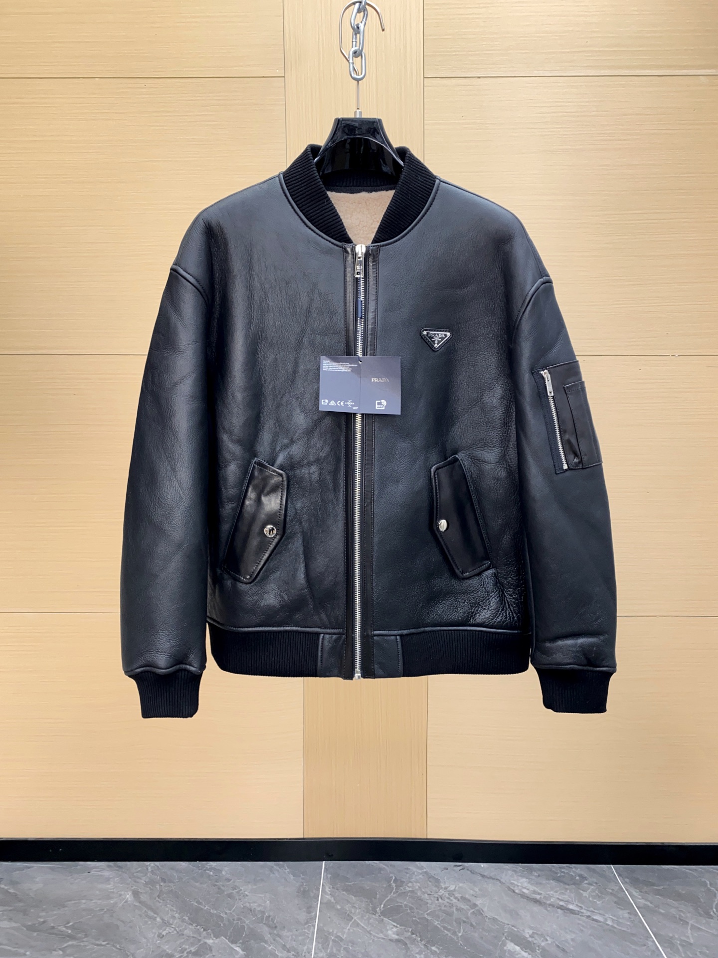 NO:675595,Prada Prada new fur integrated product; original ecological leather body fabric; imported fur integrated product!  Made of imported original ecological leather!  The quality of the leather is quite high. You can study it when you receive it. The whole piece is worthy of appreciation in all aspects of fabric, leather, wiring and craftsmanship. The low-key and emphasized attitude comes out. This fur exudes the charming charm of retro. The novel and soft subtle color difference pattern presents a unique feature. The hem and the collar are decorated with imported threads. Sizes 48-56,, prada, prada, hats, Top Customize19860909Prada 普拉达 新品皮毛一体；原生态皮面衣身面料；进口皮毛一体！采用进口原生态皮料！皮料品质相当高级 收到货可以研究一下,整件从面料、皮质、走线 工艺方方面面都可以值得品味 低调有强调的态度出来了. 这款皮毛一体流露复古的迷人魅力.新颖而柔和的微妙色差图案呈现别具一格的特色.下摆 帽领进口螺纹装饰 尺码48-56,,prada,prada,hats,Top Customize1,Men's clothing