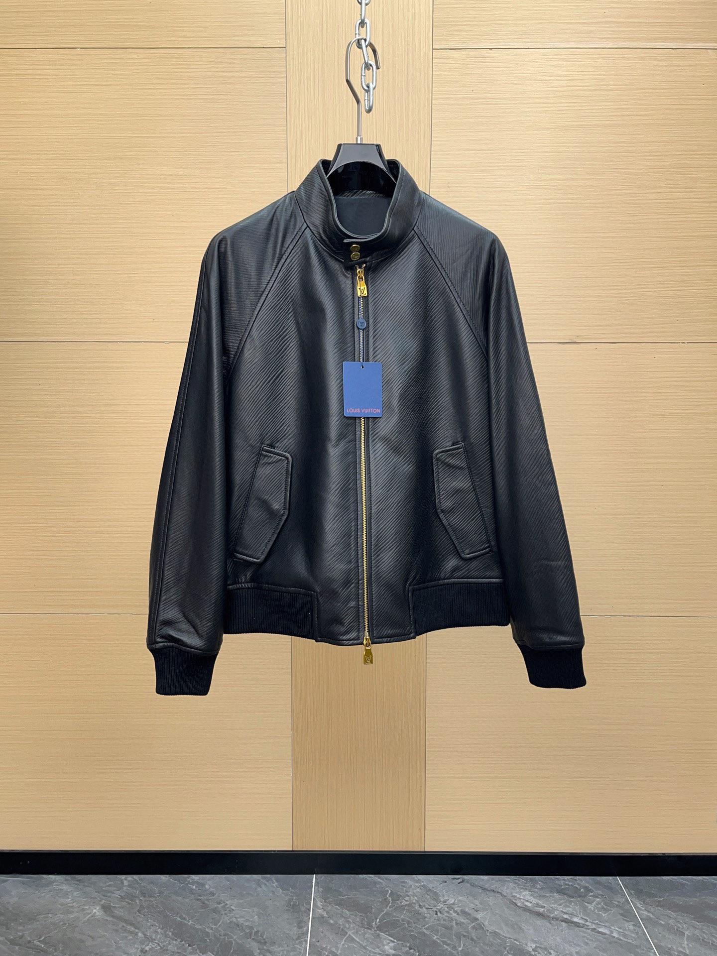 NO:697810,1V 2025 autumn and winter catwalk style EPI water corrugated cowhide Harrington jacket is usually considered one of the symbols of traditional British fashion. This jacket is characterized by short, simple, comfortable, replica hardware accessories, size 48-56,,jackets & coats,cowhide,Top Customize1198609091V 2025秋冬走秀款EPI水波纹牛皮哈灵顿夹克通常被认为是英国传统时尚的象征之一.这款夹克的特点是短款、简约,舒适,复刻五金配件 还原度 尺码48-56,,jackets & coats,cowhide,Top Customize1,Men's clothing